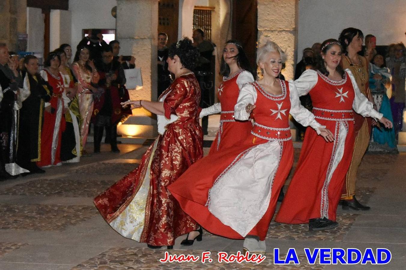El claustro del castillo acogió anoche el acto de la Jura del Rey Cristiano, organizado por los Caballeros Hospitalarios de San Juan de Jerusalén. Tras la jura y la entrega de presentes, los Reyes Cristianos, Roberto Mateo y Patricia Fernández y el resto de participantes pasaron al interior de la basílica para adorar la Vera Cruz. 