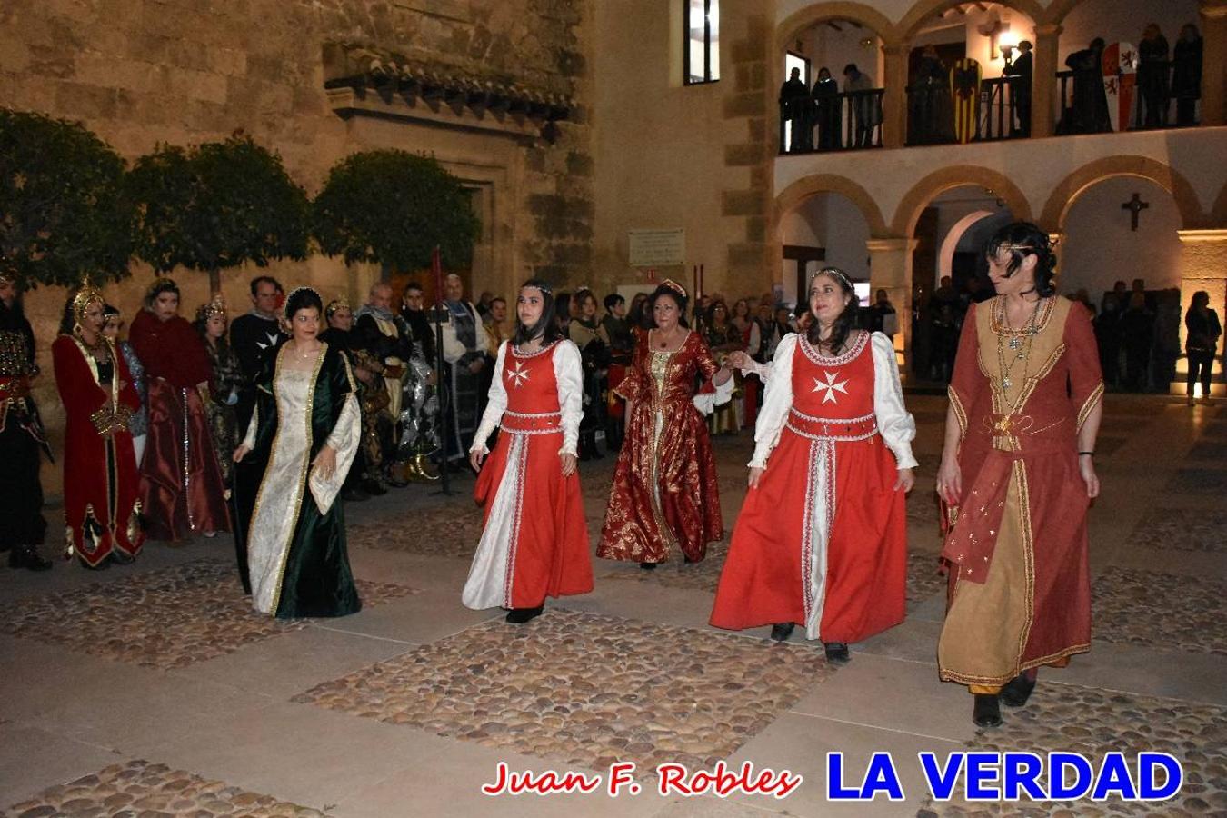 El claustro del castillo acogió anoche el acto de la Jura del Rey Cristiano, organizado por los Caballeros Hospitalarios de San Juan de Jerusalén. Tras la jura y la entrega de presentes, los Reyes Cristianos, Roberto Mateo y Patricia Fernández y el resto de participantes pasaron al interior de la basílica para adorar la Vera Cruz. 