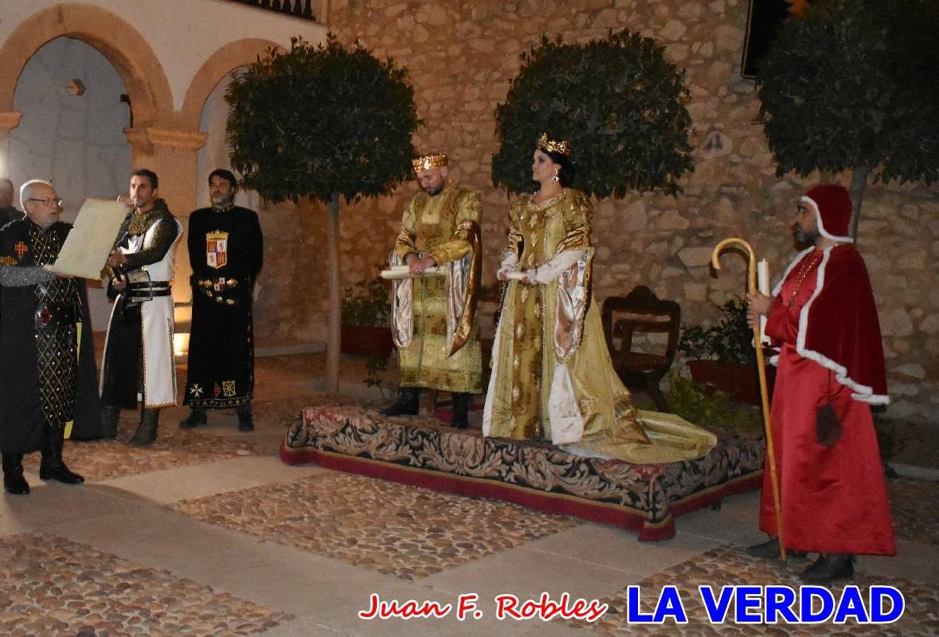 El claustro del castillo acogió anoche el acto de la Jura del Rey Cristiano, organizado por los Caballeros Hospitalarios de San Juan de Jerusalén. Tras la jura y la entrega de presentes, los Reyes Cristianos, Roberto Mateo y Patricia Fernández y el resto de participantes pasaron al interior de la basílica para adorar la Vera Cruz. 