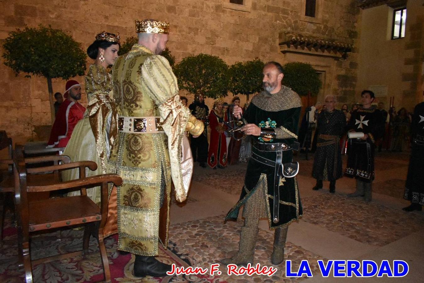 El claustro del castillo acogió anoche el acto de la Jura del Rey Cristiano, organizado por los Caballeros Hospitalarios de San Juan de Jerusalén. Tras la jura y la entrega de presentes, los Reyes Cristianos, Roberto Mateo y Patricia Fernández y el resto de participantes pasaron al interior de la basílica para adorar la Vera Cruz. 