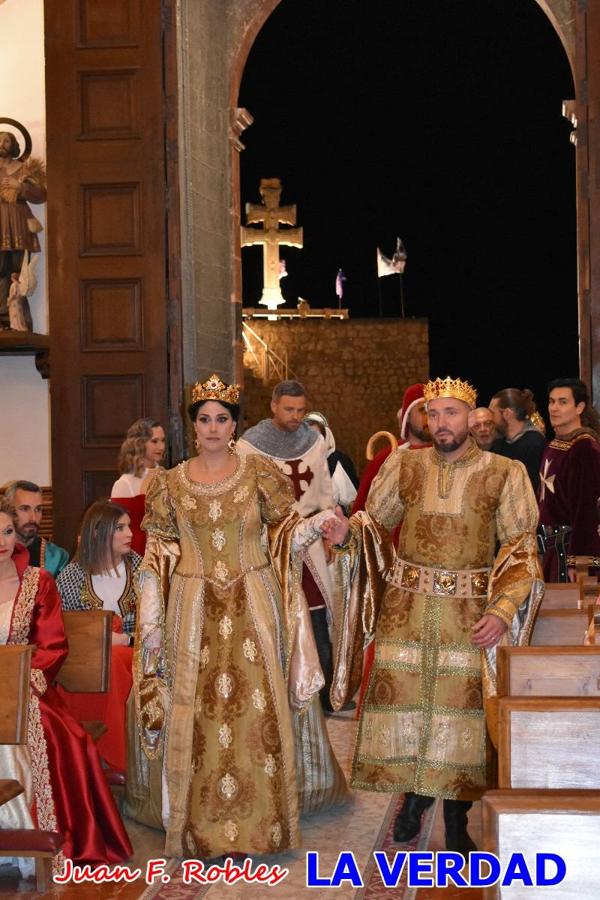 El claustro del castillo acogió anoche el acto de la Jura del Rey Cristiano, organizado por los Caballeros Hospitalarios de San Juan de Jerusalén. Tras la jura y la entrega de presentes, los Reyes Cristianos, Roberto Mateo y Patricia Fernández y el resto de participantes pasaron al interior de la basílica para adorar la Vera Cruz. 