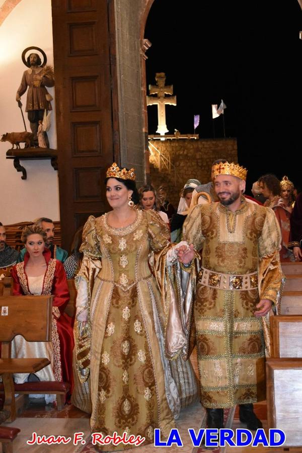 El claustro del castillo acogió anoche el acto de la Jura del Rey Cristiano, organizado por los Caballeros Hospitalarios de San Juan de Jerusalén. Tras la jura y la entrega de presentes, los Reyes Cristianos, Roberto Mateo y Patricia Fernández y el resto de participantes pasaron al interior de la basílica para adorar la Vera Cruz. 