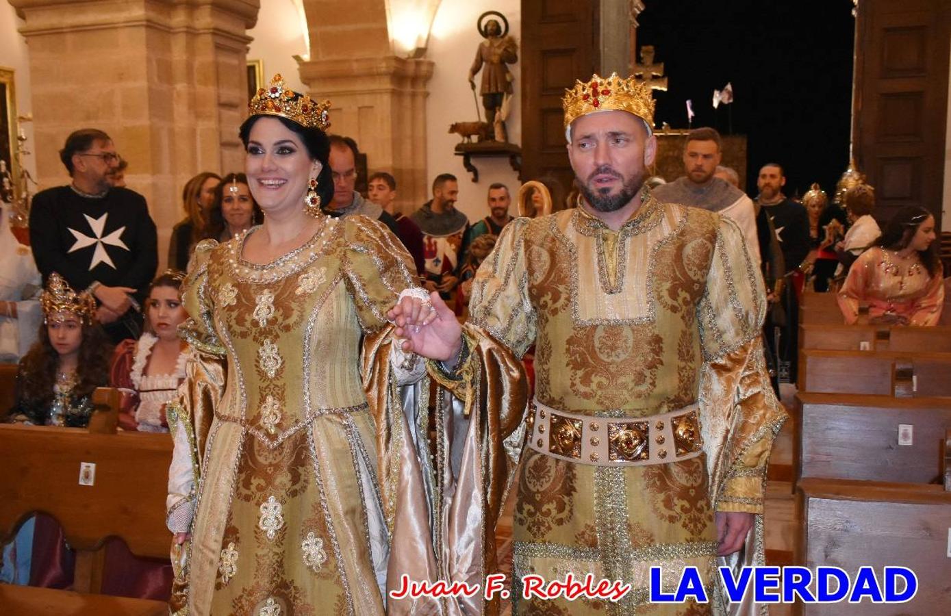 El claustro del castillo acogió anoche el acto de la Jura del Rey Cristiano, organizado por los Caballeros Hospitalarios de San Juan de Jerusalén. Tras la jura y la entrega de presentes, los Reyes Cristianos, Roberto Mateo y Patricia Fernández y el resto de participantes pasaron al interior de la basílica para adorar la Vera Cruz. 