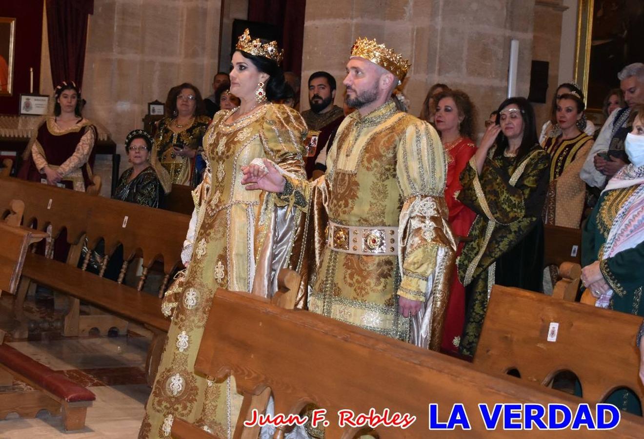 El claustro del castillo acogió anoche el acto de la Jura del Rey Cristiano, organizado por los Caballeros Hospitalarios de San Juan de Jerusalén. Tras la jura y la entrega de presentes, los Reyes Cristianos, Roberto Mateo y Patricia Fernández y el resto de participantes pasaron al interior de la basílica para adorar la Vera Cruz. 