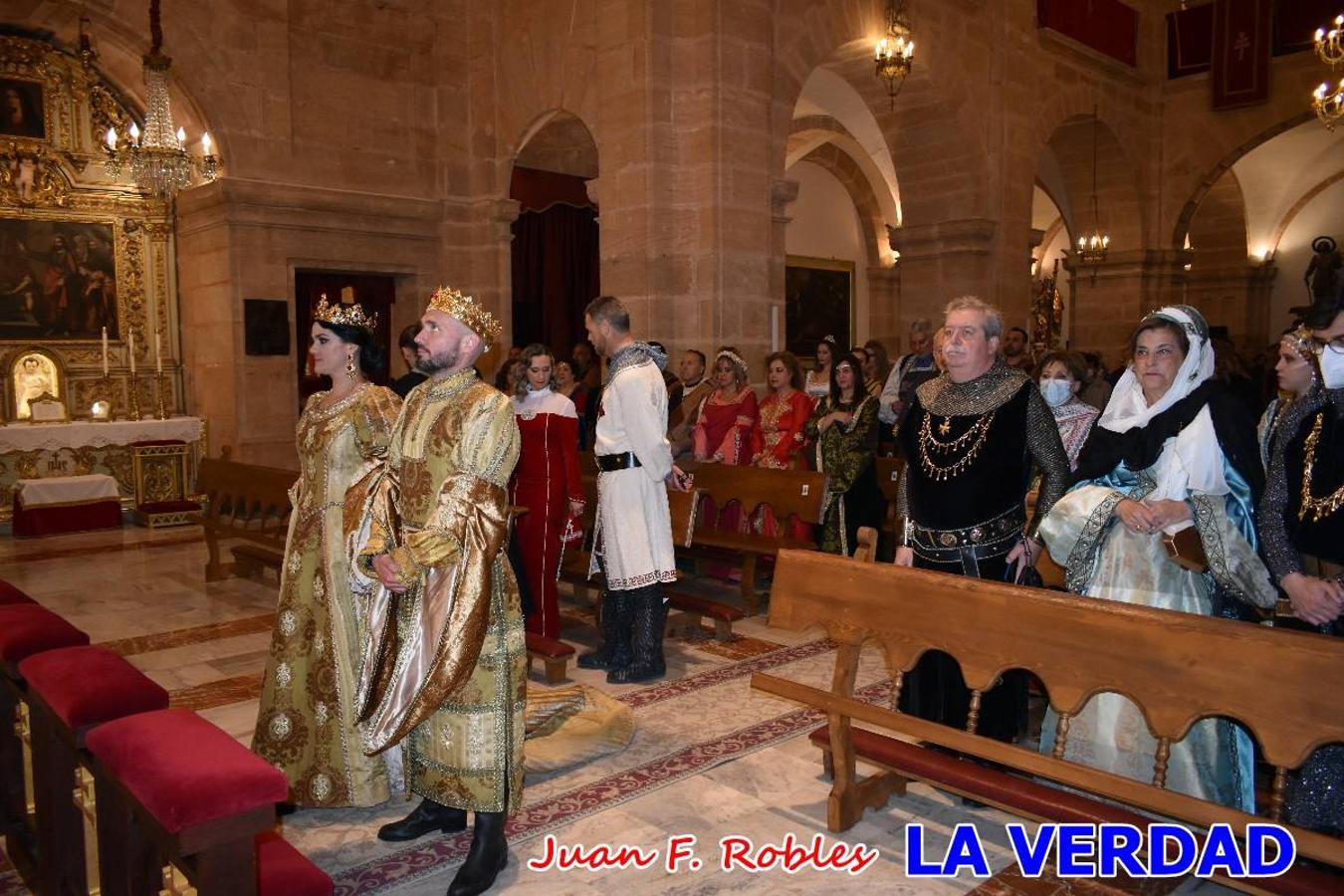 El claustro del castillo acogió anoche el acto de la Jura del Rey Cristiano, organizado por los Caballeros Hospitalarios de San Juan de Jerusalén. Tras la jura y la entrega de presentes, los Reyes Cristianos, Roberto Mateo y Patricia Fernández y el resto de participantes pasaron al interior de la basílica para adorar la Vera Cruz. 