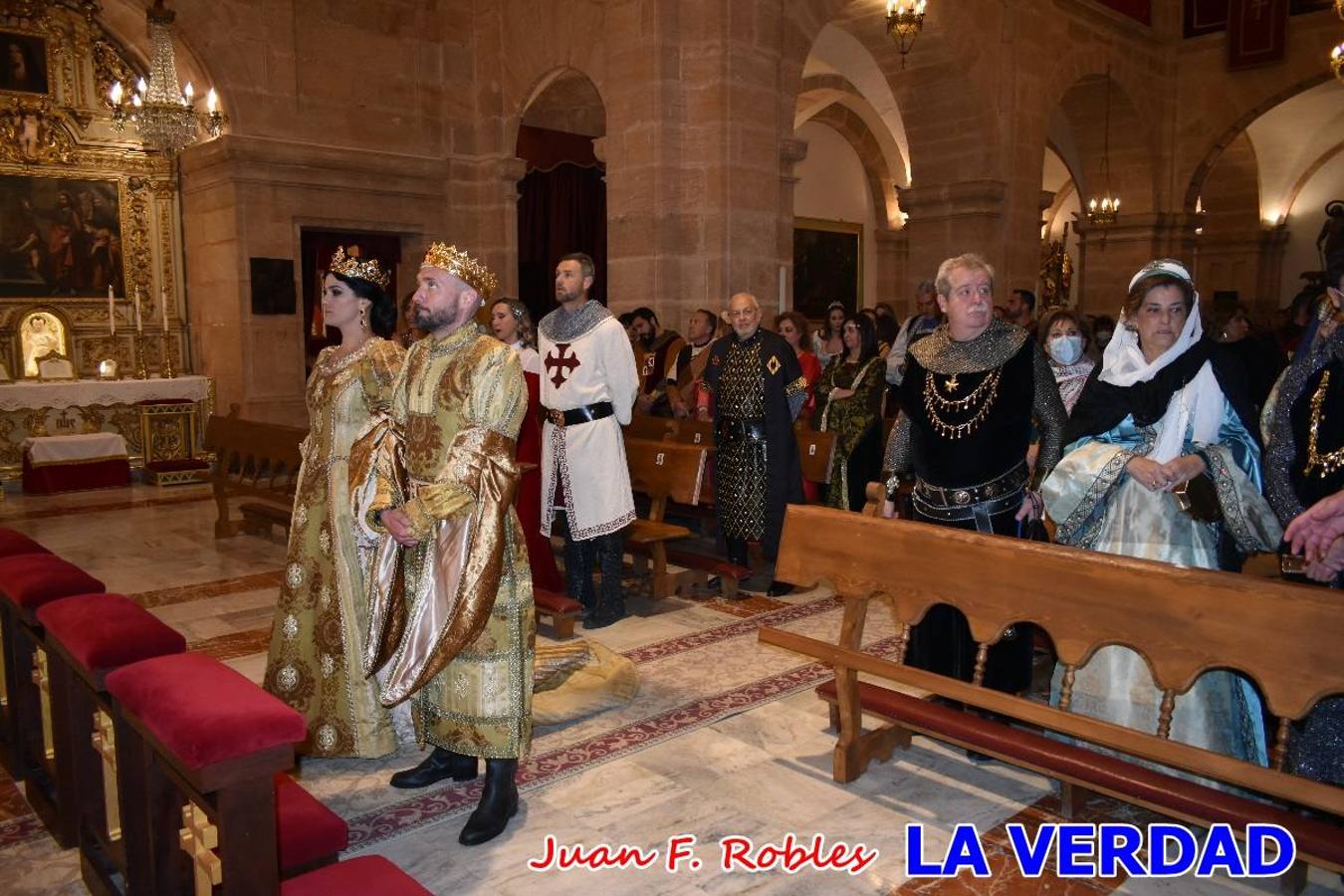 El claustro del castillo acogió anoche el acto de la Jura del Rey Cristiano, organizado por los Caballeros Hospitalarios de San Juan de Jerusalén. Tras la jura y la entrega de presentes, los Reyes Cristianos, Roberto Mateo y Patricia Fernández y el resto de participantes pasaron al interior de la basílica para adorar la Vera Cruz. 