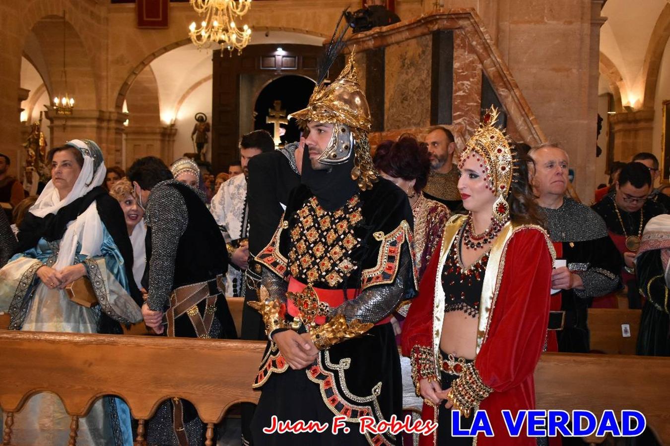 El claustro del castillo acogió anoche el acto de la Jura del Rey Cristiano, organizado por los Caballeros Hospitalarios de San Juan de Jerusalén. Tras la jura y la entrega de presentes, los Reyes Cristianos, Roberto Mateo y Patricia Fernández y el resto de participantes pasaron al interior de la basílica para adorar la Vera Cruz. 
