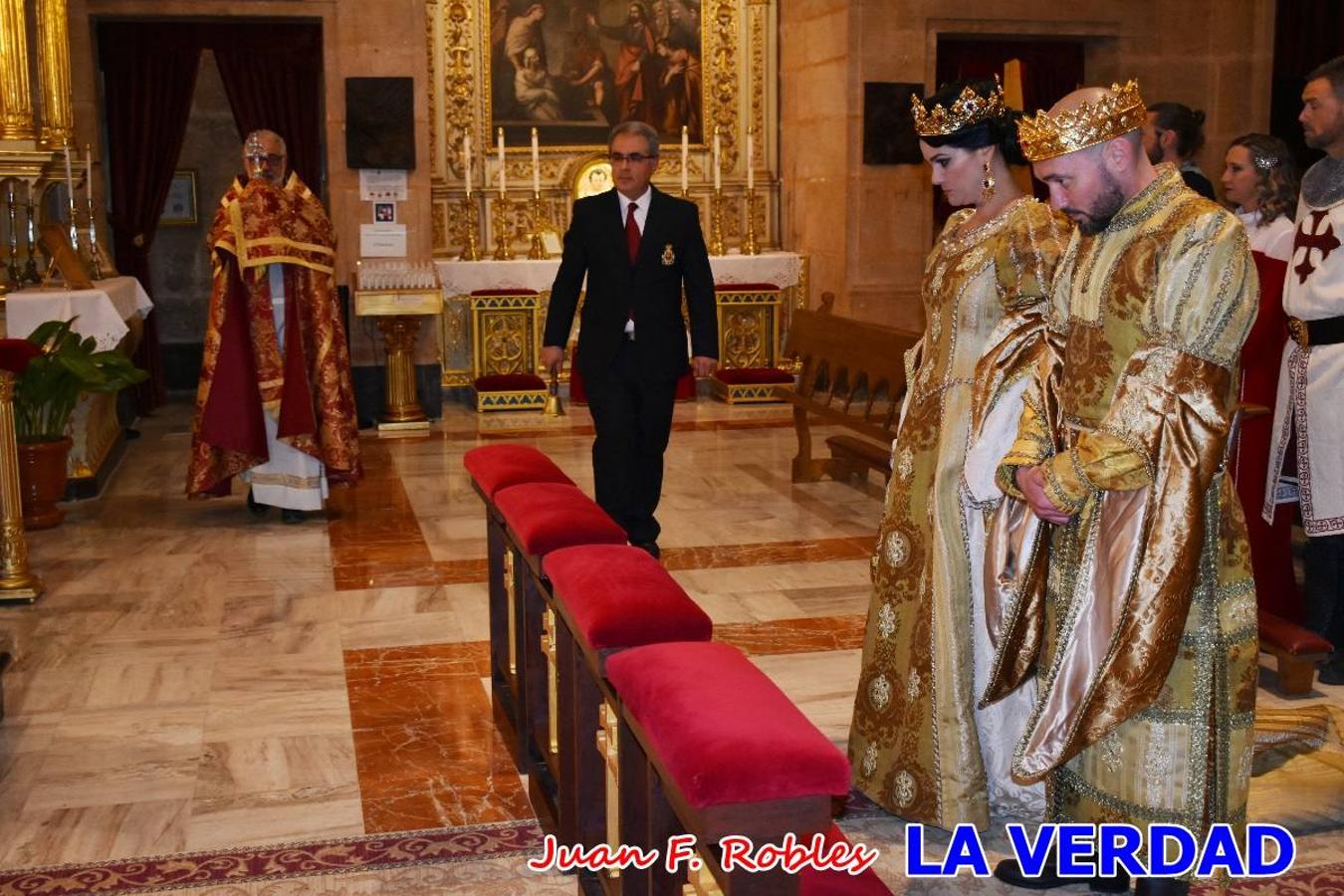 El claustro del castillo acogió anoche el acto de la Jura del Rey Cristiano, organizado por los Caballeros Hospitalarios de San Juan de Jerusalén. Tras la jura y la entrega de presentes, los Reyes Cristianos, Roberto Mateo y Patricia Fernández y el resto de participantes pasaron al interior de la basílica para adorar la Vera Cruz. 