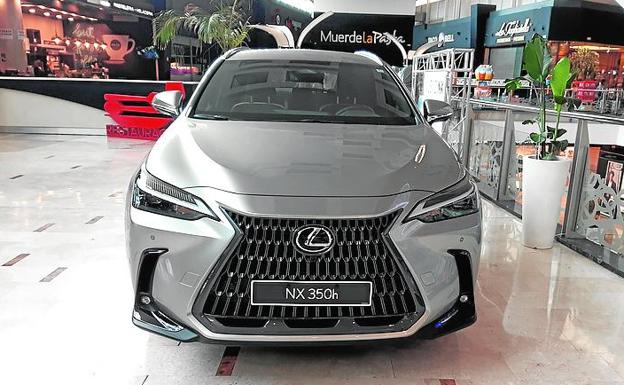 El Lexus NX, en el centro comercial Nueva Condomina. 