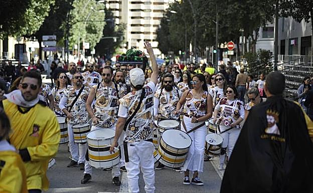 Batucadas y agrupaciones musicales animan la Gran Vía con ruidosos pasacalles.