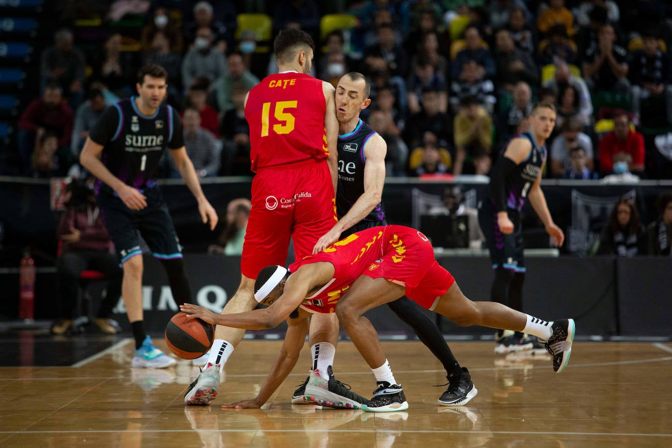 Fotos: La derrota universitaria contra Bilbao Basket, en imágenes