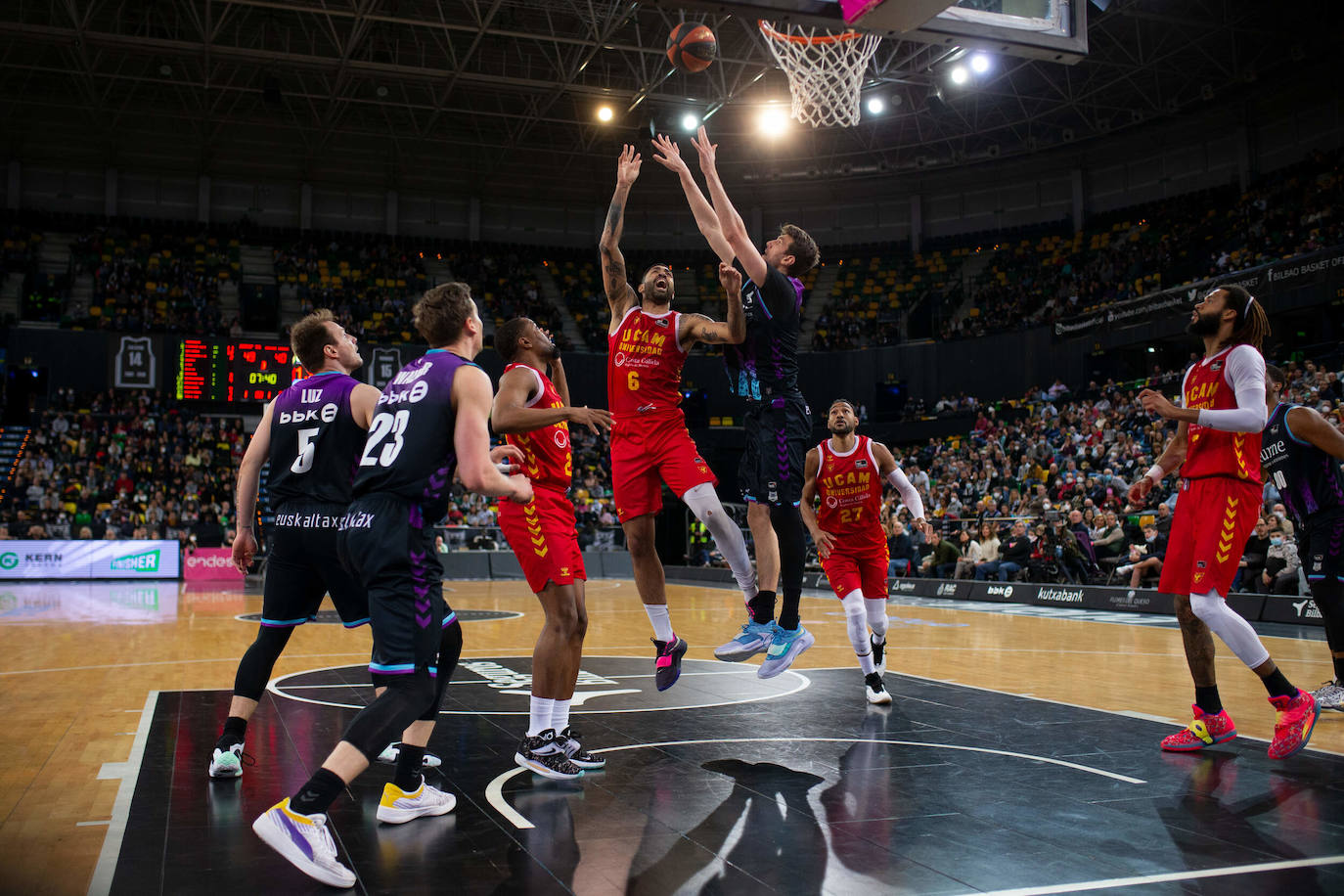 Fotos: La derrota universitaria contra Bilbao Basket, en imágenes