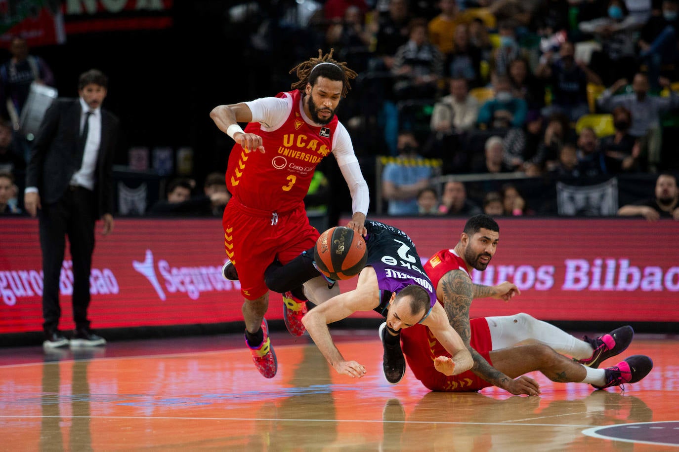 Fotos: La derrota universitaria contra Bilbao Basket, en imágenes