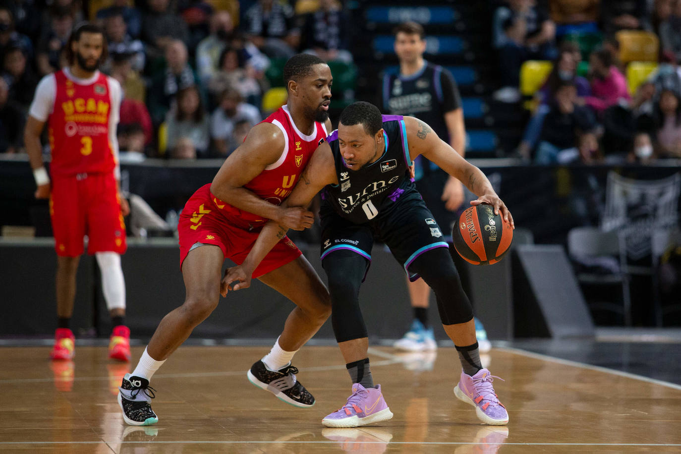 Fotos: La derrota universitaria contra Bilbao Basket, en imágenes