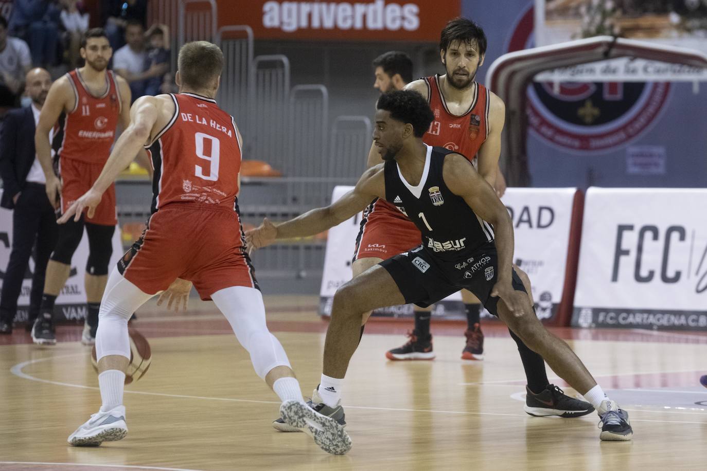 Fotos: La victoria del CB Cartagena frente al Basket Navarra, en imágenes