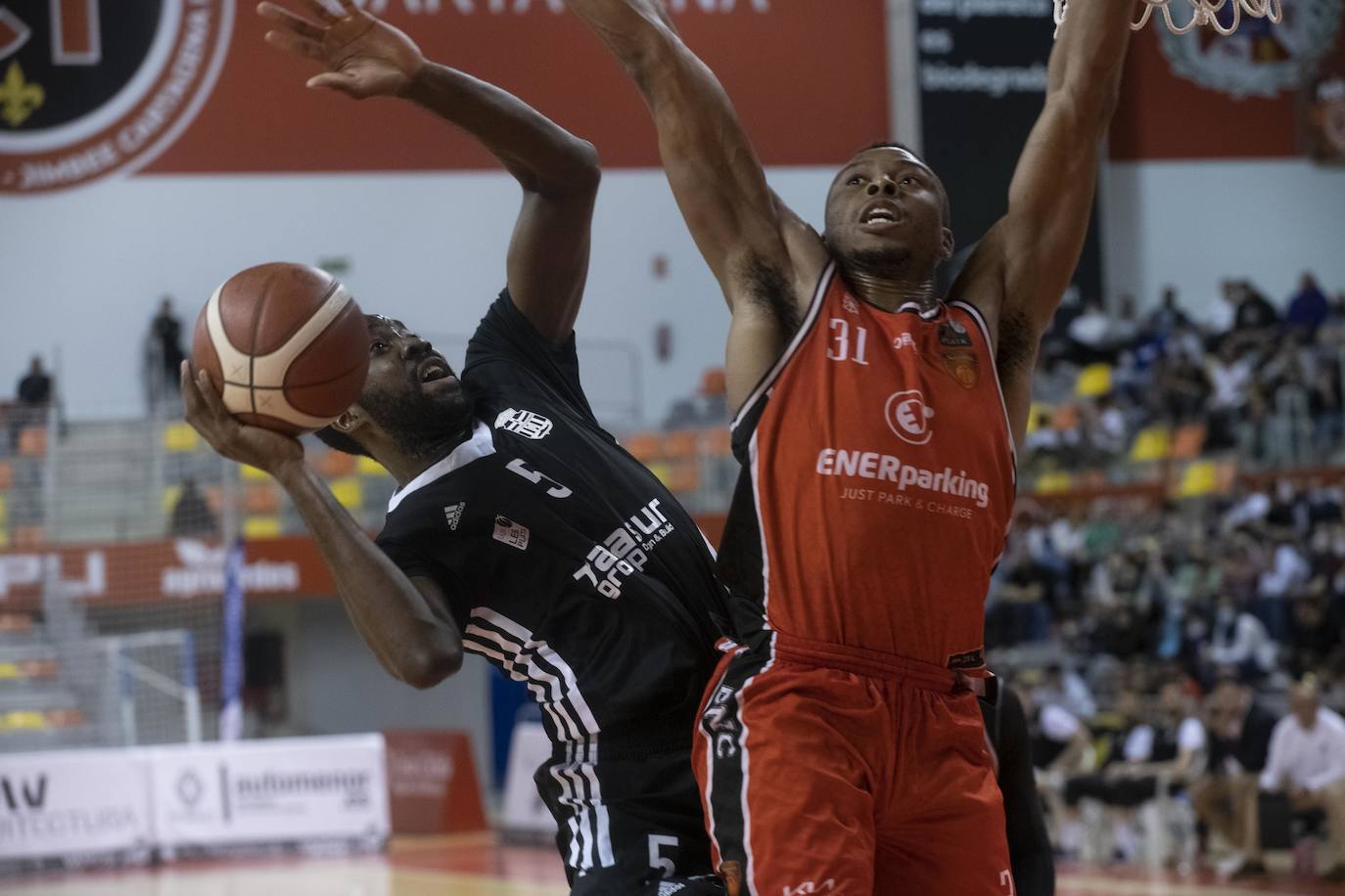 Fotos: La victoria del CB Cartagena frente al Basket Navarra, en imágenes