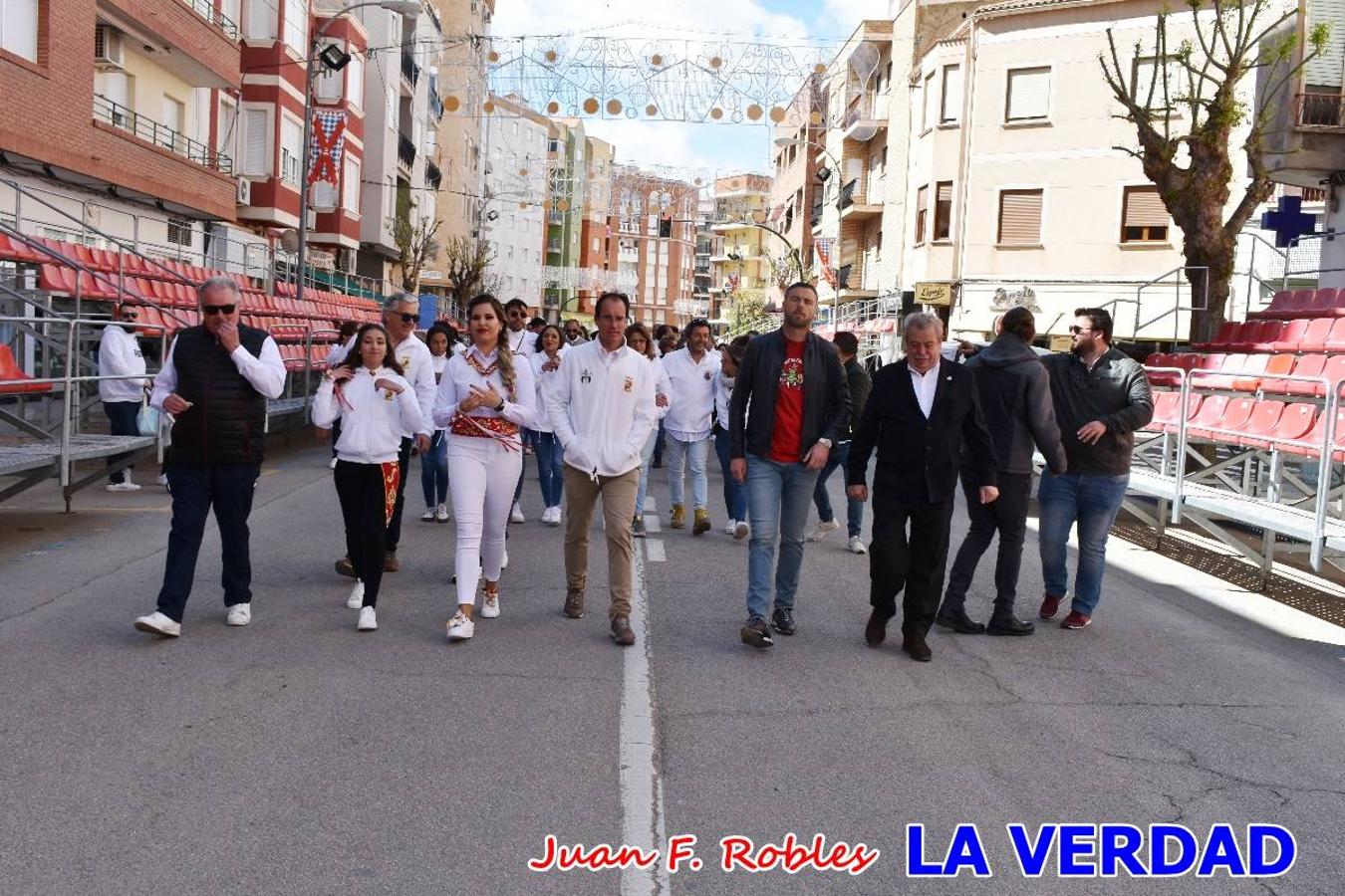 Envueltos en la fiesta. Caravaca vibra ya en la antesala de las Fiestas de la Cruz. Las peñas caballistas llenaron de música y alegría las calles de una ciudad que ya solo piensa en vivir intensamente cada uno de los días de fiesta que se avecinan. Las ganas de fiestas, tras las suspensión de los últimos dos años se nota en las calles de Caravaca, donde el ambiente que ayer se respiraba por cada rincón confirmaba que la ciudad tiene muchas ganas de que lleguen las Fiestas de la Cruz.
