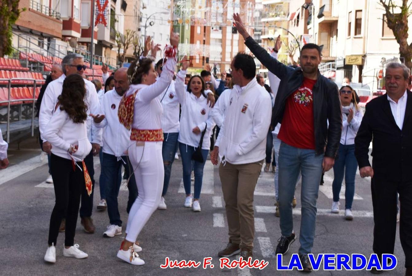 Envueltos en la fiesta. Caravaca vibra ya en la antesala de las Fiestas de la Cruz. Las peñas caballistas llenaron de música y alegría las calles de una ciudad que ya solo piensa en vivir intensamente cada uno de los días de fiesta que se avecinan. Las ganas de fiestas, tras las suspensión de los últimos dos años se nota en las calles de Caravaca, donde el ambiente que ayer se respiraba por cada rincón confirmaba que la ciudad tiene muchas ganas de que lleguen las Fiestas de la Cruz.