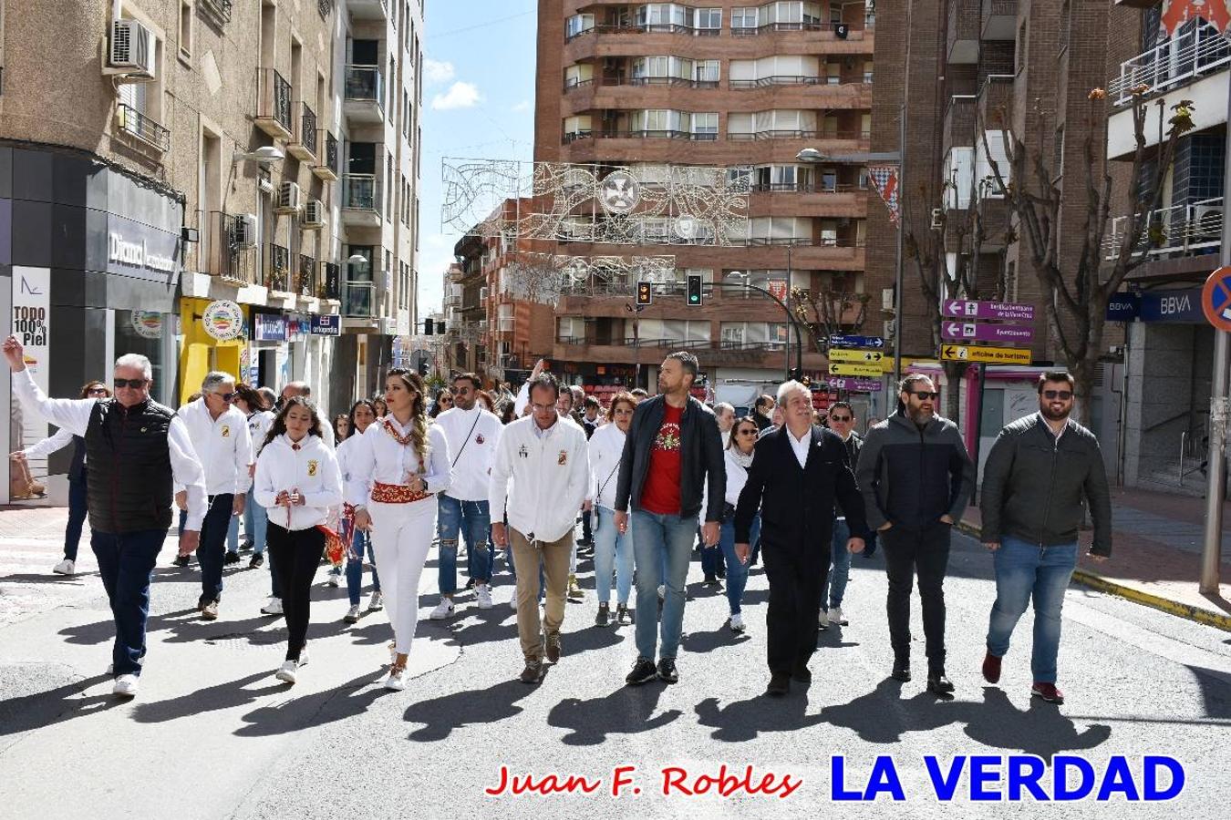 Envueltos en la fiesta. Caravaca vibra ya en la antesala de las Fiestas de la Cruz. Las peñas caballistas llenaron de música y alegría las calles de una ciudad que ya solo piensa en vivir intensamente cada uno de los días de fiesta que se avecinan. Las ganas de fiestas, tras las suspensión de los últimos dos años se nota en las calles de Caravaca, donde el ambiente que ayer se respiraba por cada rincón confirmaba que la ciudad tiene muchas ganas de que lleguen las Fiestas de la Cruz.