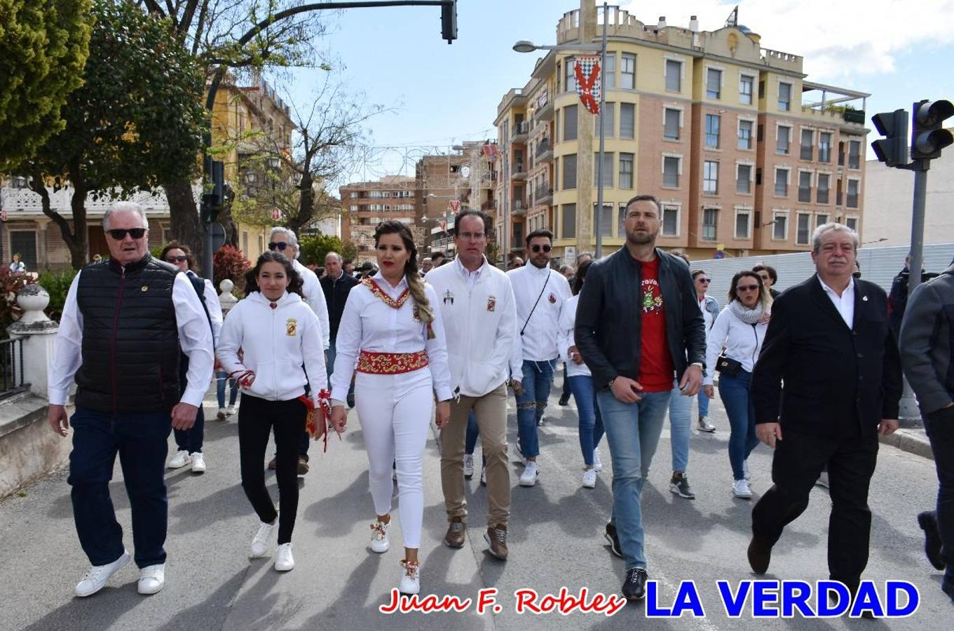 Envueltos en la fiesta. Caravaca vibra ya en la antesala de las Fiestas de la Cruz. Las peñas caballistas llenaron de música y alegría las calles de una ciudad que ya solo piensa en vivir intensamente cada uno de los días de fiesta que se avecinan. Las ganas de fiestas, tras las suspensión de los últimos dos años se nota en las calles de Caravaca, donde el ambiente que ayer se respiraba por cada rincón confirmaba que la ciudad tiene muchas ganas de que lleguen las Fiestas de la Cruz.