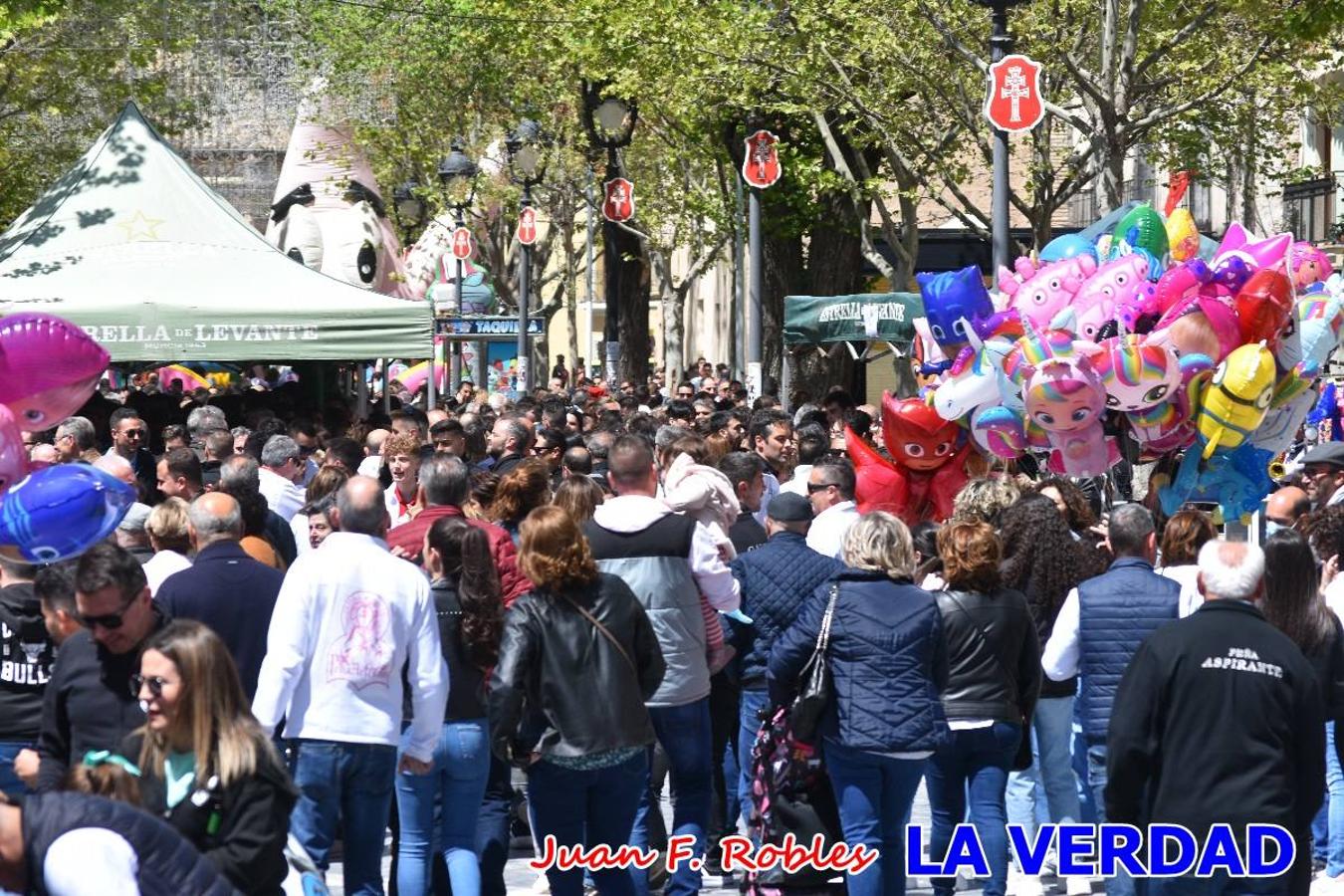 Envueltos en la fiesta. Caravaca vibra ya en la antesala de las Fiestas de la Cruz. Las peñas caballistas llenaron de música y alegría las calles de una ciudad que ya solo piensa en vivir intensamente cada uno de los días de fiesta que se avecinan. Las ganas de fiestas, tras las suspensión de los últimos dos años se nota en las calles de Caravaca, donde el ambiente que ayer se respiraba por cada rincón confirmaba que la ciudad tiene muchas ganas de que lleguen las Fiestas de la Cruz.