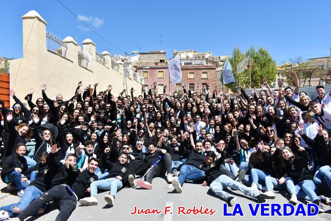 Envueltos en la fiesta. Caravaca vibra ya en la antesala de las Fiestas de la Cruz. Las peñas caballistas llenaron de música y alegría las calles de una ciudad que ya solo piensa en vivir intensamente cada uno de los días de fiesta que se avecinan. Las ganas de fiestas, tras las suspensión de los últimos dos años se nota en las calles de Caravaca, donde el ambiente que ayer se respiraba por cada rincón confirmaba que la ciudad tiene muchas ganas de que lleguen las Fiestas de la Cruz.