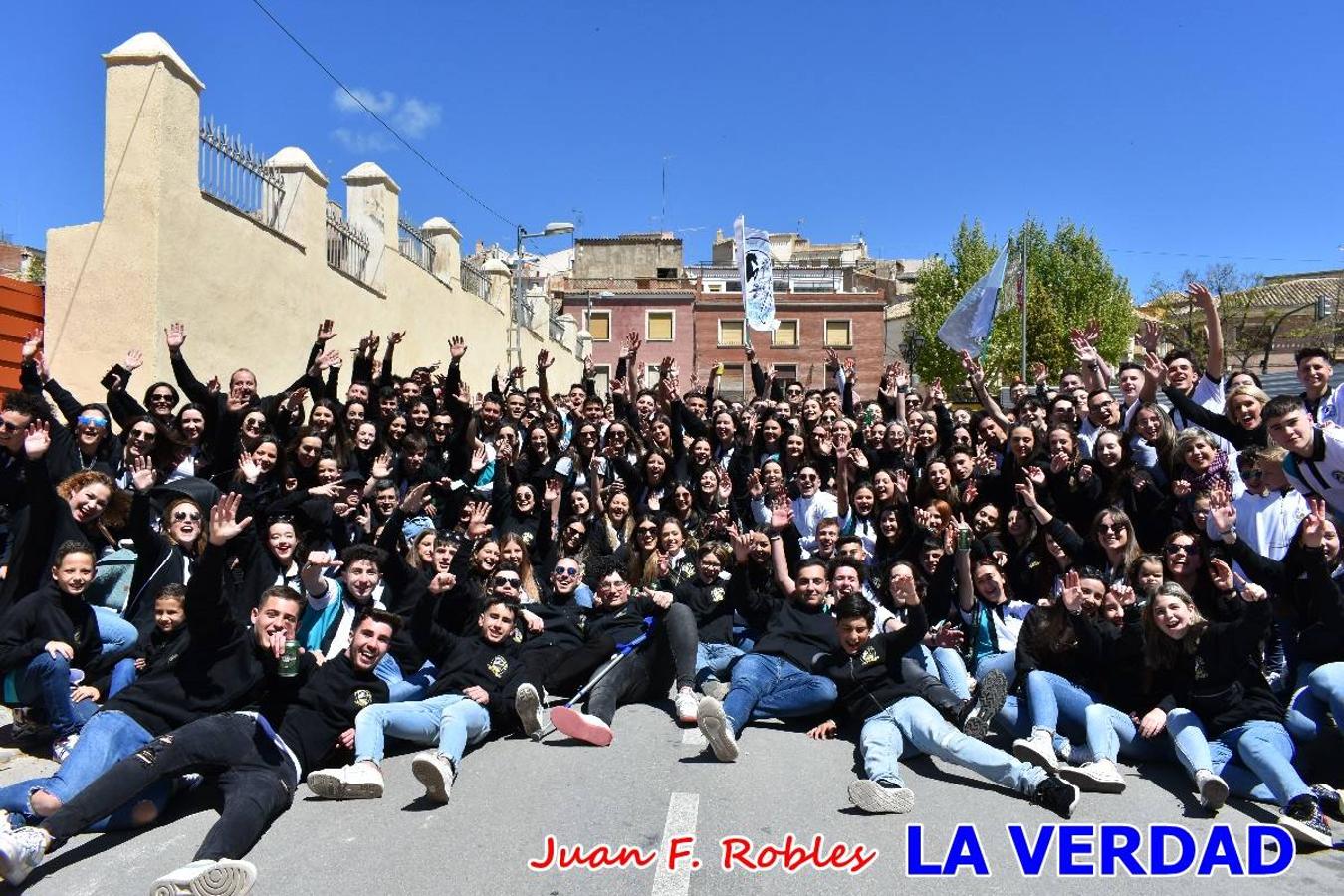 Envueltos en la fiesta. Caravaca vibra ya en la antesala de las Fiestas de la Cruz. Las peñas caballistas llenaron de música y alegría las calles de una ciudad que ya solo piensa en vivir intensamente cada uno de los días de fiesta que se avecinan. Las ganas de fiestas, tras las suspensión de los últimos dos años se nota en las calles de Caravaca, donde el ambiente que ayer se respiraba por cada rincón confirmaba que la ciudad tiene muchas ganas de que lleguen las Fiestas de la Cruz.