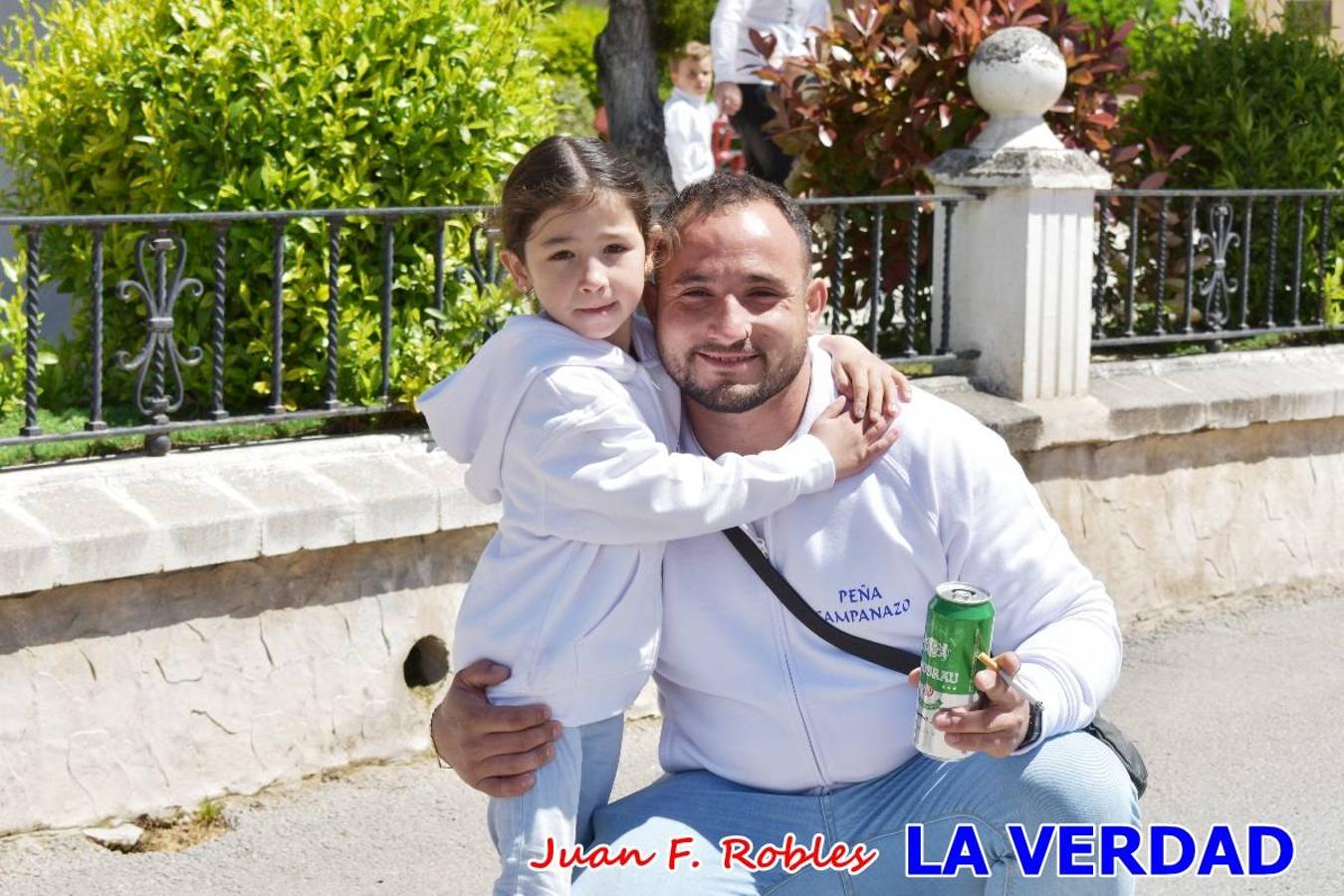 Envueltos en la fiesta. Caravaca vibra ya en la antesala de las Fiestas de la Cruz. Las peñas caballistas llenaron de música y alegría las calles de una ciudad que ya solo piensa en vivir intensamente cada uno de los días de fiesta que se avecinan. Las ganas de fiestas, tras las suspensión de los últimos dos años se nota en las calles de Caravaca, donde el ambiente que ayer se respiraba por cada rincón confirmaba que la ciudad tiene muchas ganas de que lleguen las Fiestas de la Cruz.