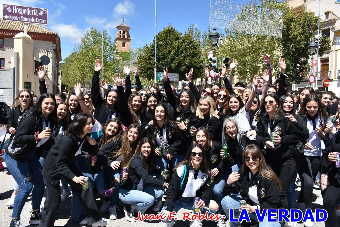Envueltos en la fiesta. Caravaca vibra ya en la antesala de las Fiestas de la Cruz. Las peñas caballistas llenaron de música y alegría las calles de una ciudad que ya solo piensa en vivir intensamente cada uno de los días de fiesta que se avecinan. Las ganas de fiestas, tras las suspensión de los últimos dos años se nota en las calles de Caravaca, donde el ambiente que ayer se respiraba por cada rincón confirmaba que la ciudad tiene muchas ganas de que lleguen las Fiestas de la Cruz.