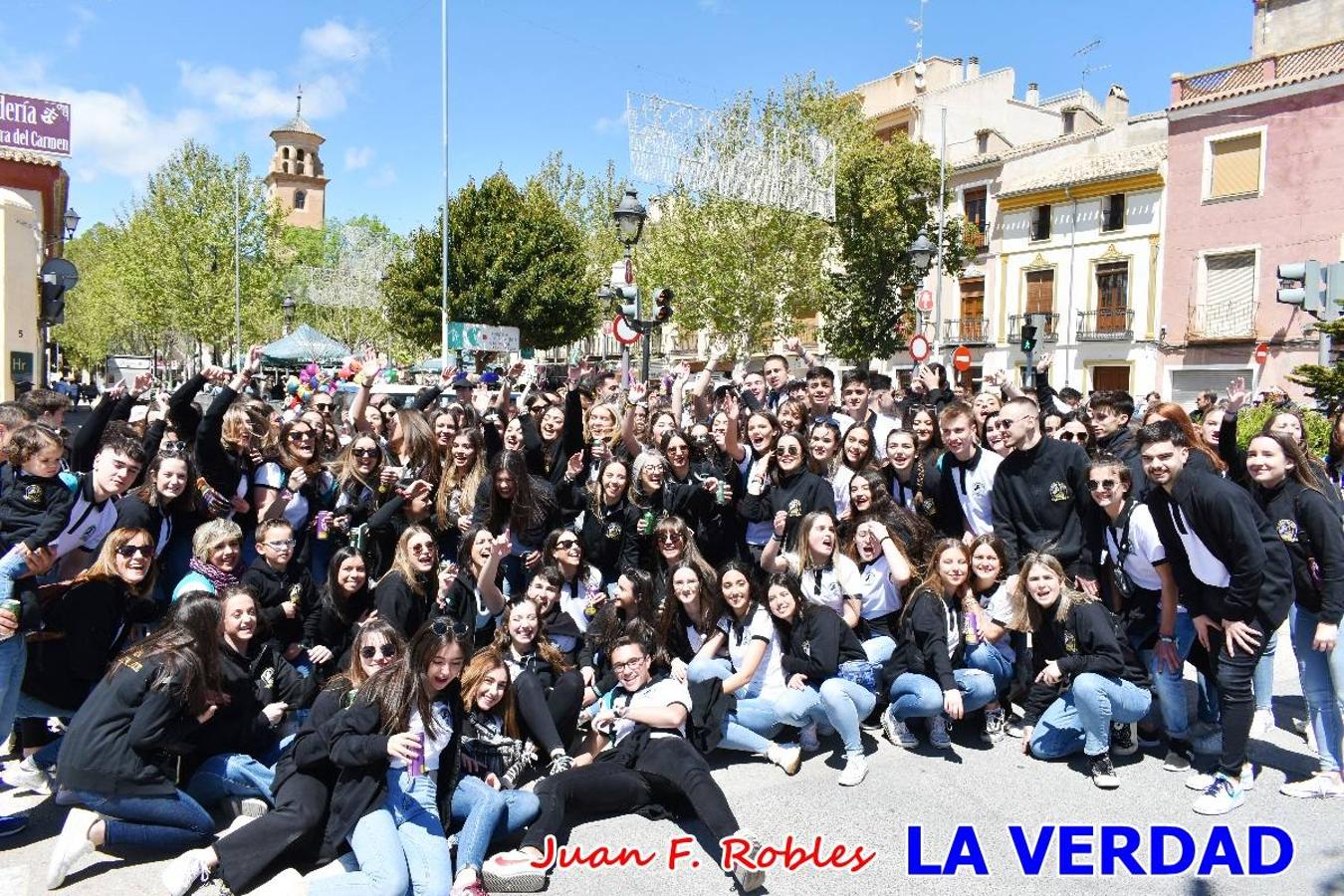 Envueltos en la fiesta. Caravaca vibra ya en la antesala de las Fiestas de la Cruz. Las peñas caballistas llenaron de música y alegría las calles de una ciudad que ya solo piensa en vivir intensamente cada uno de los días de fiesta que se avecinan. Las ganas de fiestas, tras las suspensión de los últimos dos años se nota en las calles de Caravaca, donde el ambiente que ayer se respiraba por cada rincón confirmaba que la ciudad tiene muchas ganas de que lleguen las Fiestas de la Cruz.