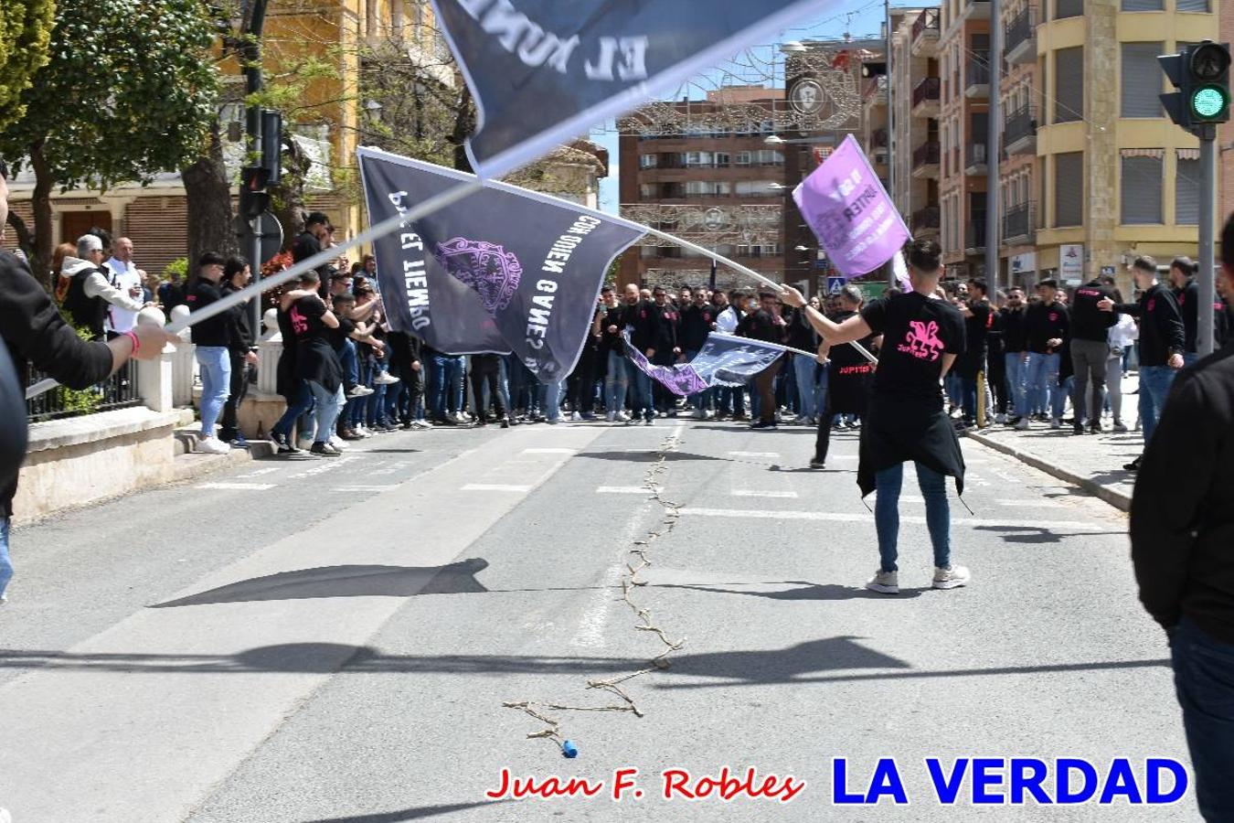 Envueltos en la fiesta. Caravaca vibra ya en la antesala de las Fiestas de la Cruz. Las peñas caballistas llenaron de música y alegría las calles de una ciudad que ya solo piensa en vivir intensamente cada uno de los días de fiesta que se avecinan. Las ganas de fiestas, tras las suspensión de los últimos dos años se nota en las calles de Caravaca, donde el ambiente que ayer se respiraba por cada rincón confirmaba que la ciudad tiene muchas ganas de que lleguen las Fiestas de la Cruz.