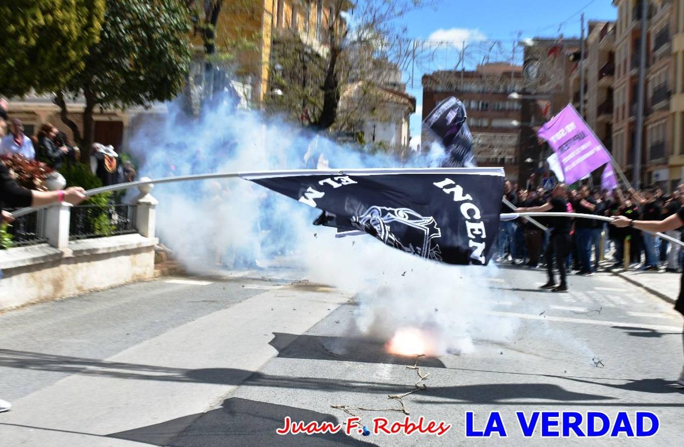Envueltos en la fiesta. Caravaca vibra ya en la antesala de las Fiestas de la Cruz. Las peñas caballistas llenaron de música y alegría las calles de una ciudad que ya solo piensa en vivir intensamente cada uno de los días de fiesta que se avecinan. Las ganas de fiestas, tras las suspensión de los últimos dos años se nota en las calles de Caravaca, donde el ambiente que ayer se respiraba por cada rincón confirmaba que la ciudad tiene muchas ganas de que lleguen las Fiestas de la Cruz.