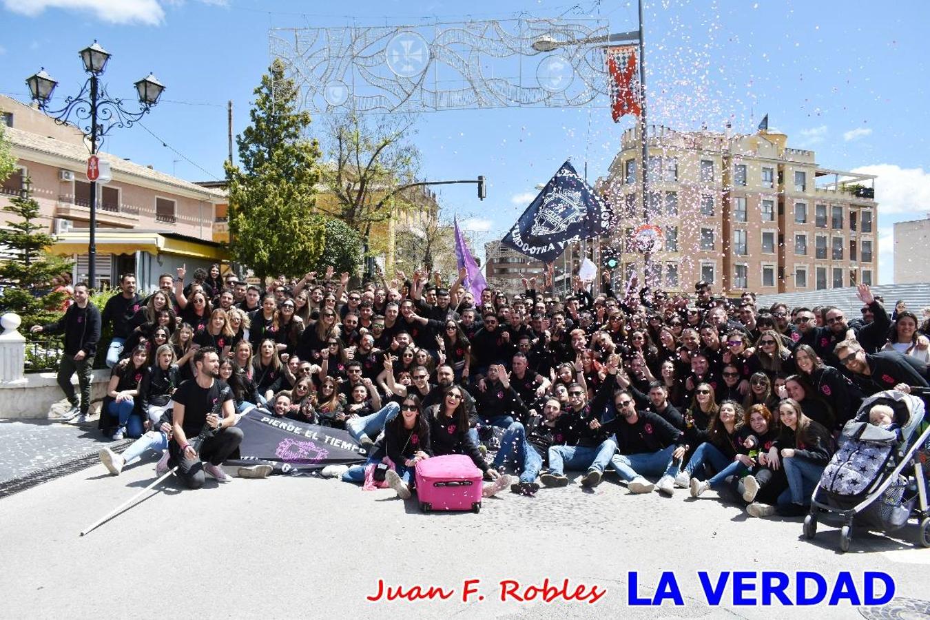 Envueltos en la fiesta. Caravaca vibra ya en la antesala de las Fiestas de la Cruz. Las peñas caballistas llenaron de música y alegría las calles de una ciudad que ya solo piensa en vivir intensamente cada uno de los días de fiesta que se avecinan. Las ganas de fiestas, tras las suspensión de los últimos dos años se nota en las calles de Caravaca, donde el ambiente que ayer se respiraba por cada rincón confirmaba que la ciudad tiene muchas ganas de que lleguen las Fiestas de la Cruz.