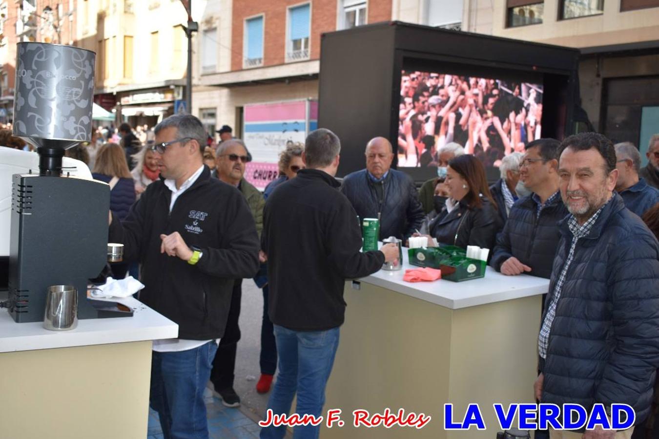 Envueltos en la fiesta. Caravaca vibra ya en la antesala de las Fiestas de la Cruz. Las peñas caballistas llenaron de música y alegría las calles de una ciudad que ya solo piensa en vivir intensamente cada uno de los días de fiesta que se avecinan. Las ganas de fiestas, tras las suspensión de los últimos dos años se nota en las calles de Caravaca, donde el ambiente que ayer se respiraba por cada rincón confirmaba que la ciudad tiene muchas ganas de que lleguen las Fiestas de la Cruz.