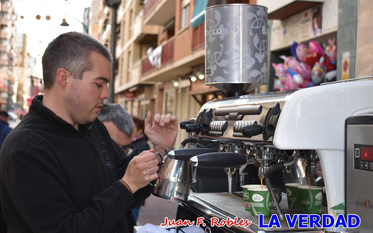 Envueltos en la fiesta. Caravaca vibra ya en la antesala de las Fiestas de la Cruz. Las peñas caballistas llenaron de música y alegría las calles de una ciudad que ya solo piensa en vivir intensamente cada uno de los días de fiesta que se avecinan. Las ganas de fiestas, tras las suspensión de los últimos dos años se nota en las calles de Caravaca, donde el ambiente que ayer se respiraba por cada rincón confirmaba que la ciudad tiene muchas ganas de que lleguen las Fiestas de la Cruz.