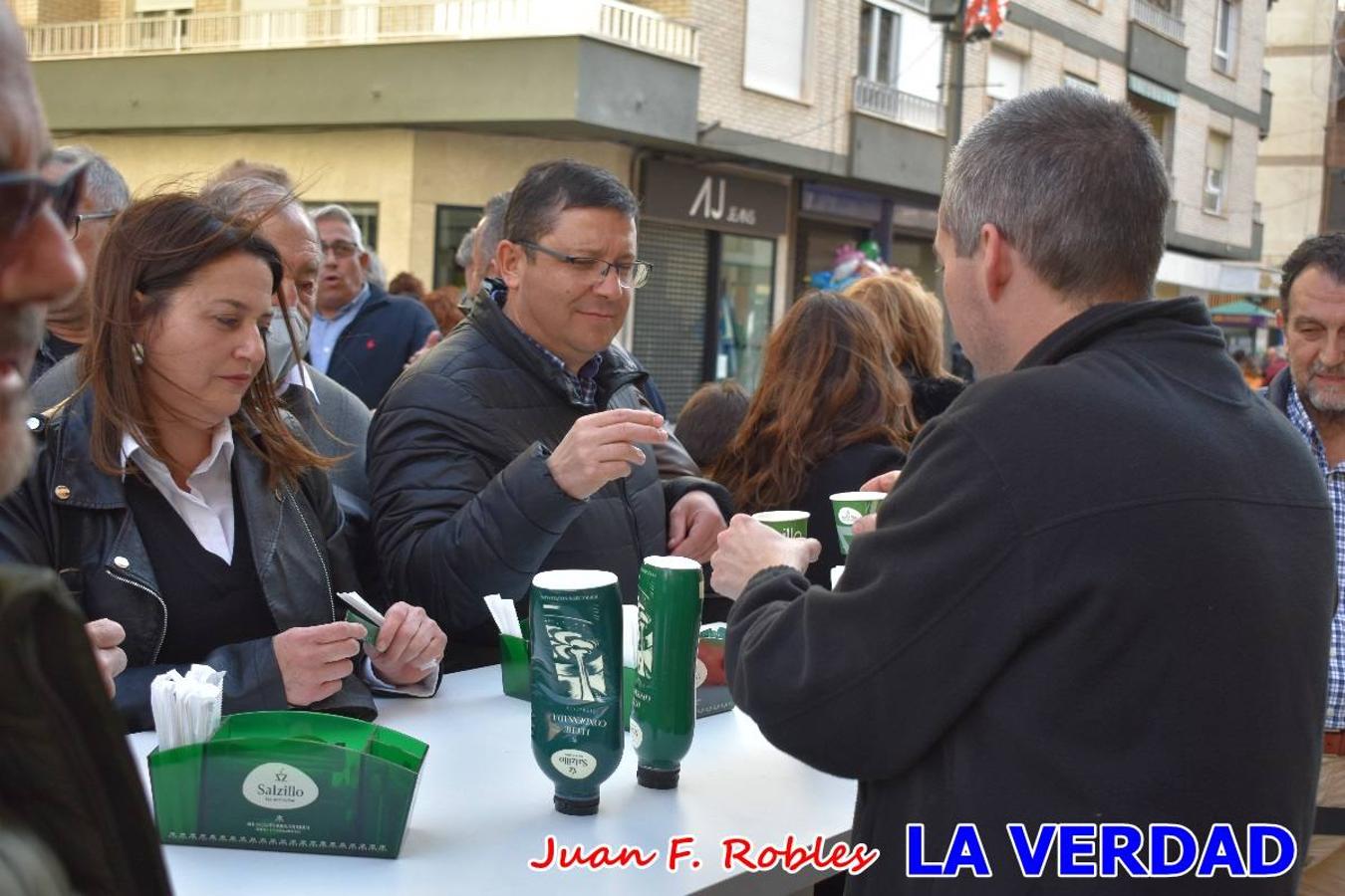 Envueltos en la fiesta. Caravaca vibra ya en la antesala de las Fiestas de la Cruz. Las peñas caballistas llenaron de música y alegría las calles de una ciudad que ya solo piensa en vivir intensamente cada uno de los días de fiesta que se avecinan. Las ganas de fiestas, tras las suspensión de los últimos dos años se nota en las calles de Caravaca, donde el ambiente que ayer se respiraba por cada rincón confirmaba que la ciudad tiene muchas ganas de que lleguen las Fiestas de la Cruz.