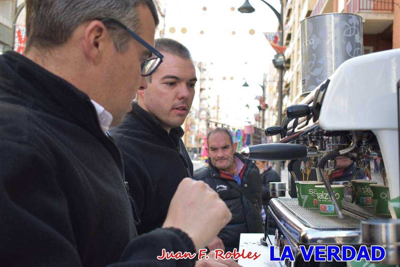 Envueltos en la fiesta. Caravaca vibra ya en la antesala de las Fiestas de la Cruz. Las peñas caballistas llenaron de música y alegría las calles de una ciudad que ya solo piensa en vivir intensamente cada uno de los días de fiesta que se avecinan. Las ganas de fiestas, tras las suspensión de los últimos dos años se nota en las calles de Caravaca, donde el ambiente que ayer se respiraba por cada rincón confirmaba que la ciudad tiene muchas ganas de que lleguen las Fiestas de la Cruz.