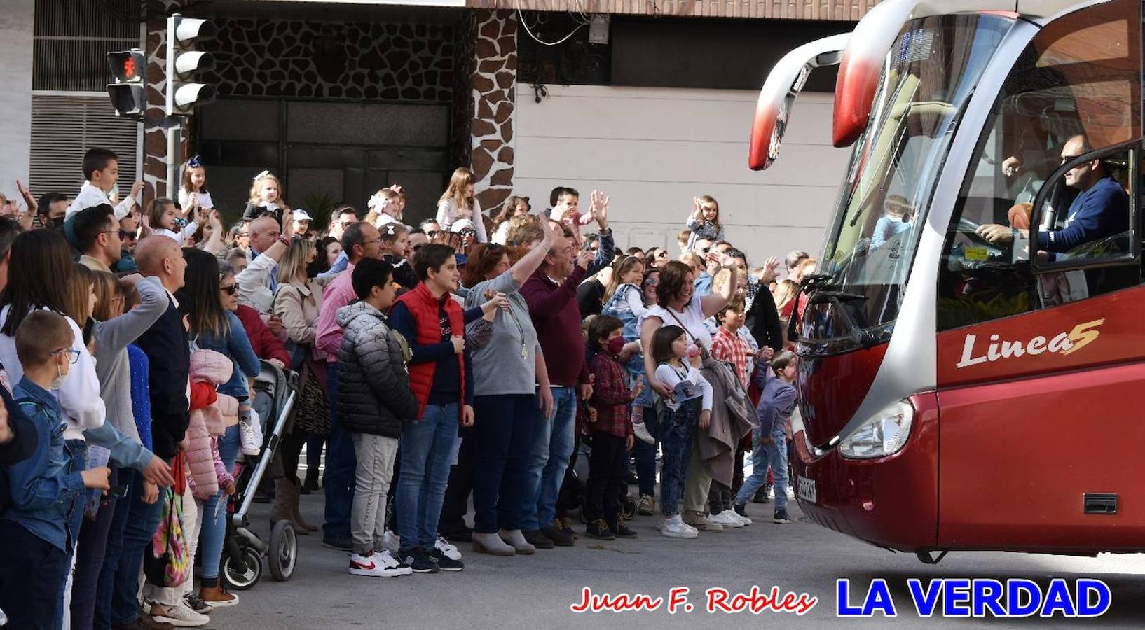 Fieles a la cita. El Tío de la Pita y su tamboril llegaron poco después de las cinco y media de la tarde a la plaza Paco Pim; lo hicieron en autobús, como siempre. Con ellos llegó el buen tiempo, el sol lucía con fuerza y tras entonar el primer «Serafina» se inició el pasacalles hacia la plaza del Arco. Miles de personas recibieron al popular dúo en una plaza que coreó al unísono el estribillo de las canciones que anuncian que las Fiestas de la Vera Cruz ya están a la vuelta de la esquina. 