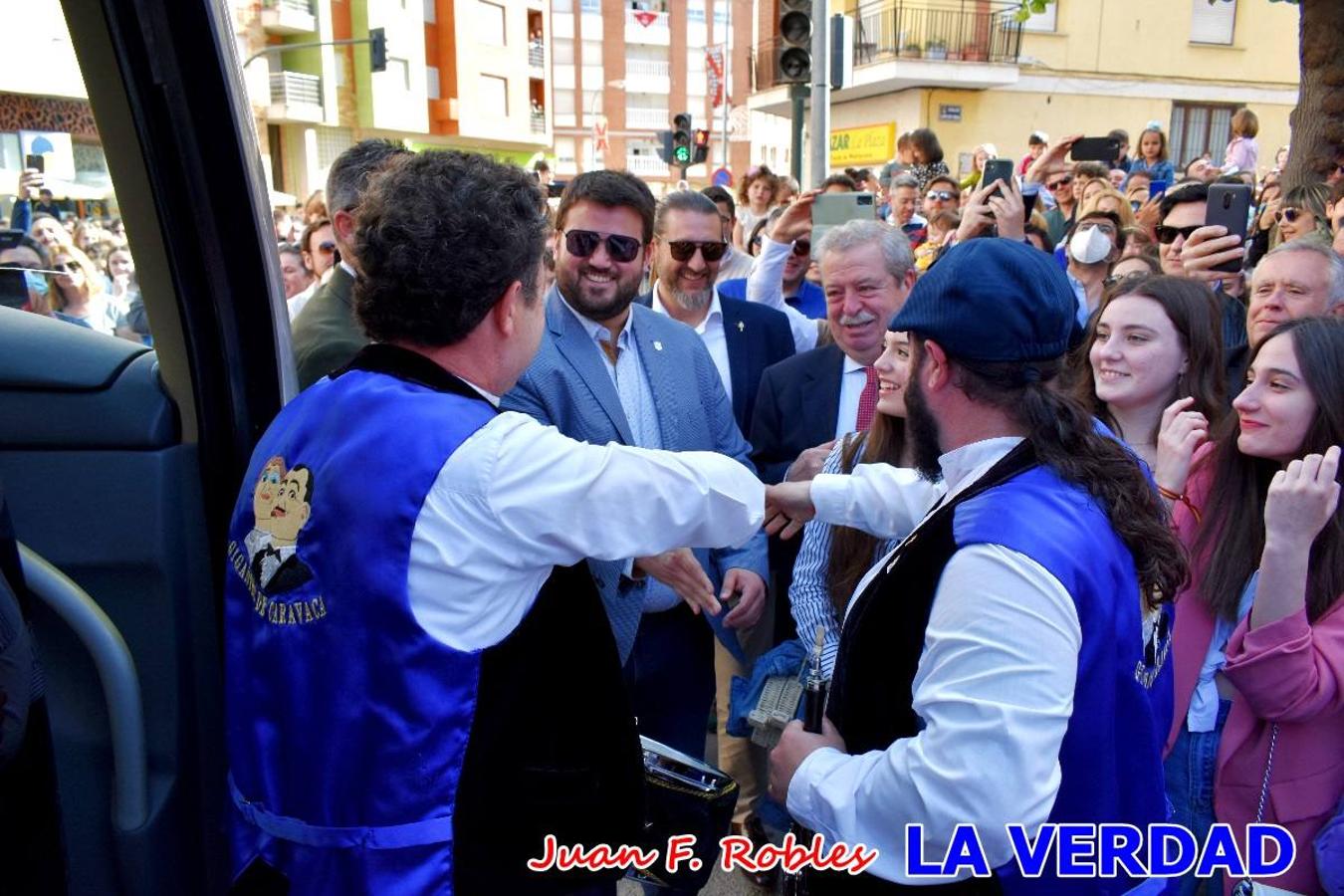 Fieles a la cita. El Tío de la Pita y su tamboril llegaron poco después de las cinco y media de la tarde a la plaza Paco Pim; lo hicieron en autobús, como siempre. Con ellos llegó el buen tiempo, el sol lucía con fuerza y tras entonar el primer «Serafina» se inició el pasacalles hacia la plaza del Arco. Miles de personas recibieron al popular dúo en una plaza que coreó al unísono el estribillo de las canciones que anuncian que las Fiestas de la Vera Cruz ya están a la vuelta de la esquina. 