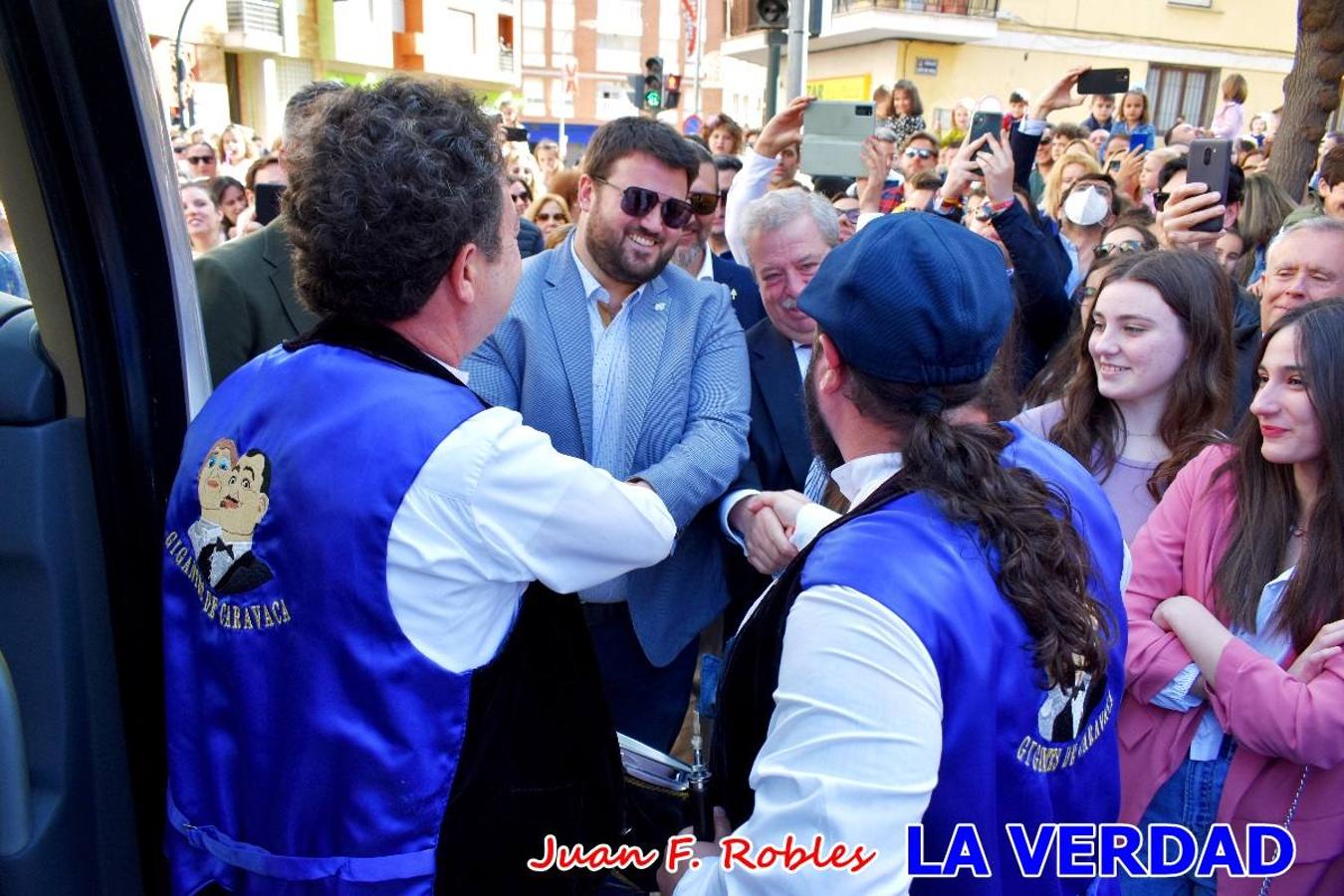 Fieles a la cita. El Tío de la Pita y su tamboril llegaron poco después de las cinco y media de la tarde a la plaza Paco Pim; lo hicieron en autobús, como siempre. Con ellos llegó el buen tiempo, el sol lucía con fuerza y tras entonar el primer «Serafina» se inició el pasacalles hacia la plaza del Arco. Miles de personas recibieron al popular dúo en una plaza que coreó al unísono el estribillo de las canciones que anuncian que las Fiestas de la Vera Cruz ya están a la vuelta de la esquina. 