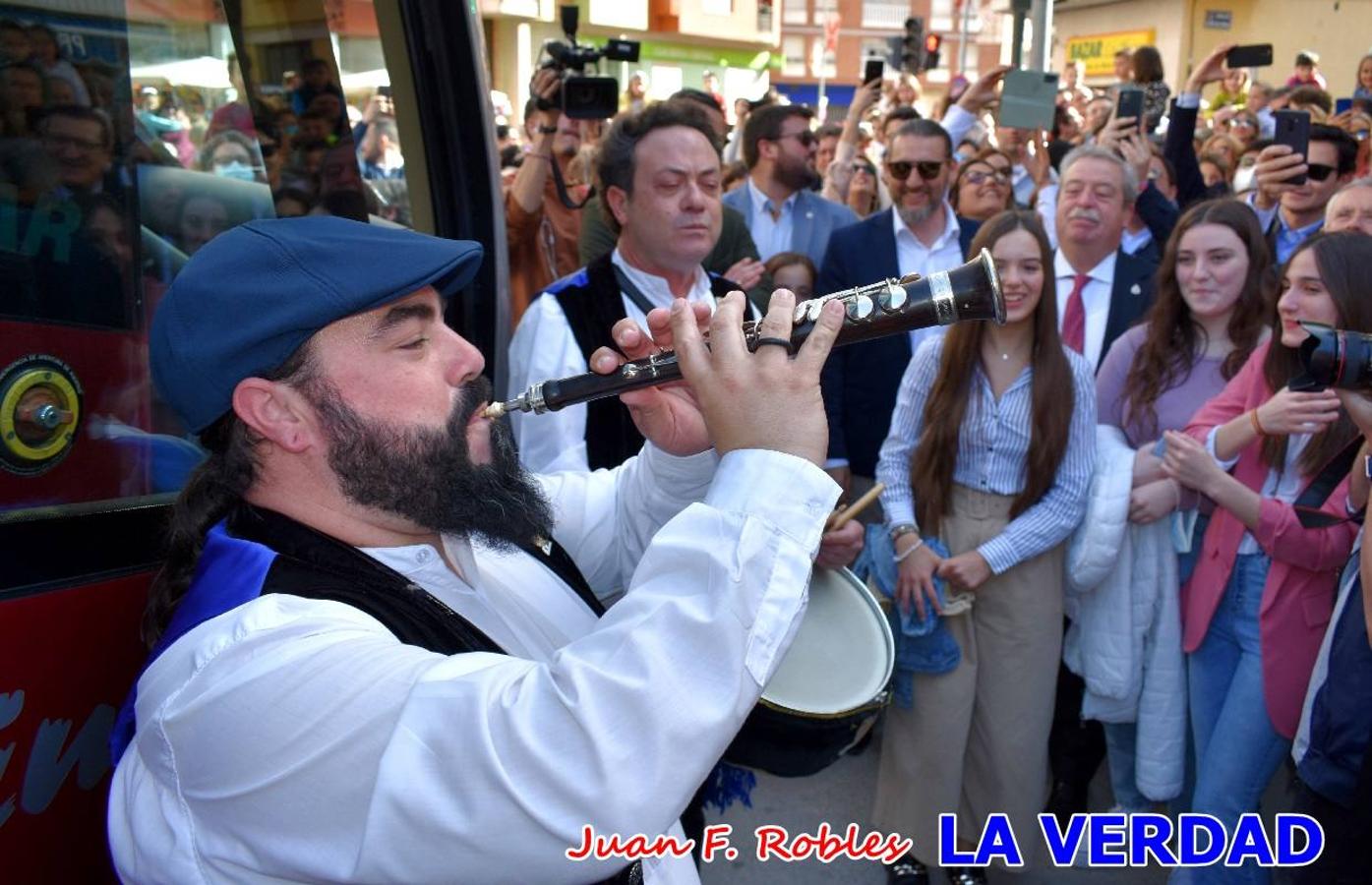 Fieles a la cita. El Tío de la Pita y su tamboril llegaron poco después de las cinco y media de la tarde a la plaza Paco Pim; lo hicieron en autobús, como siempre. Con ellos llegó el buen tiempo, el sol lucía con fuerza y tras entonar el primer «Serafina» se inició el pasacalles hacia la plaza del Arco. Miles de personas recibieron al popular dúo en una plaza que coreó al unísono el estribillo de las canciones que anuncian que las Fiestas de la Vera Cruz ya están a la vuelta de la esquina. 