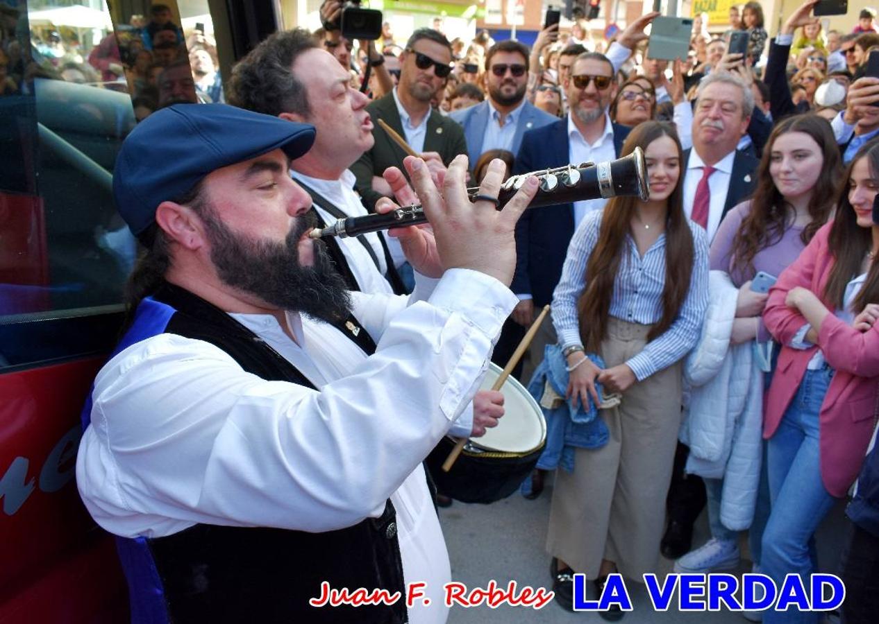 Fieles a la cita. El Tío de la Pita y su tamboril llegaron poco después de las cinco y media de la tarde a la plaza Paco Pim; lo hicieron en autobús, como siempre. Con ellos llegó el buen tiempo, el sol lucía con fuerza y tras entonar el primer «Serafina» se inició el pasacalles hacia la plaza del Arco. Miles de personas recibieron al popular dúo en una plaza que coreó al unísono el estribillo de las canciones que anuncian que las Fiestas de la Vera Cruz ya están a la vuelta de la esquina. 