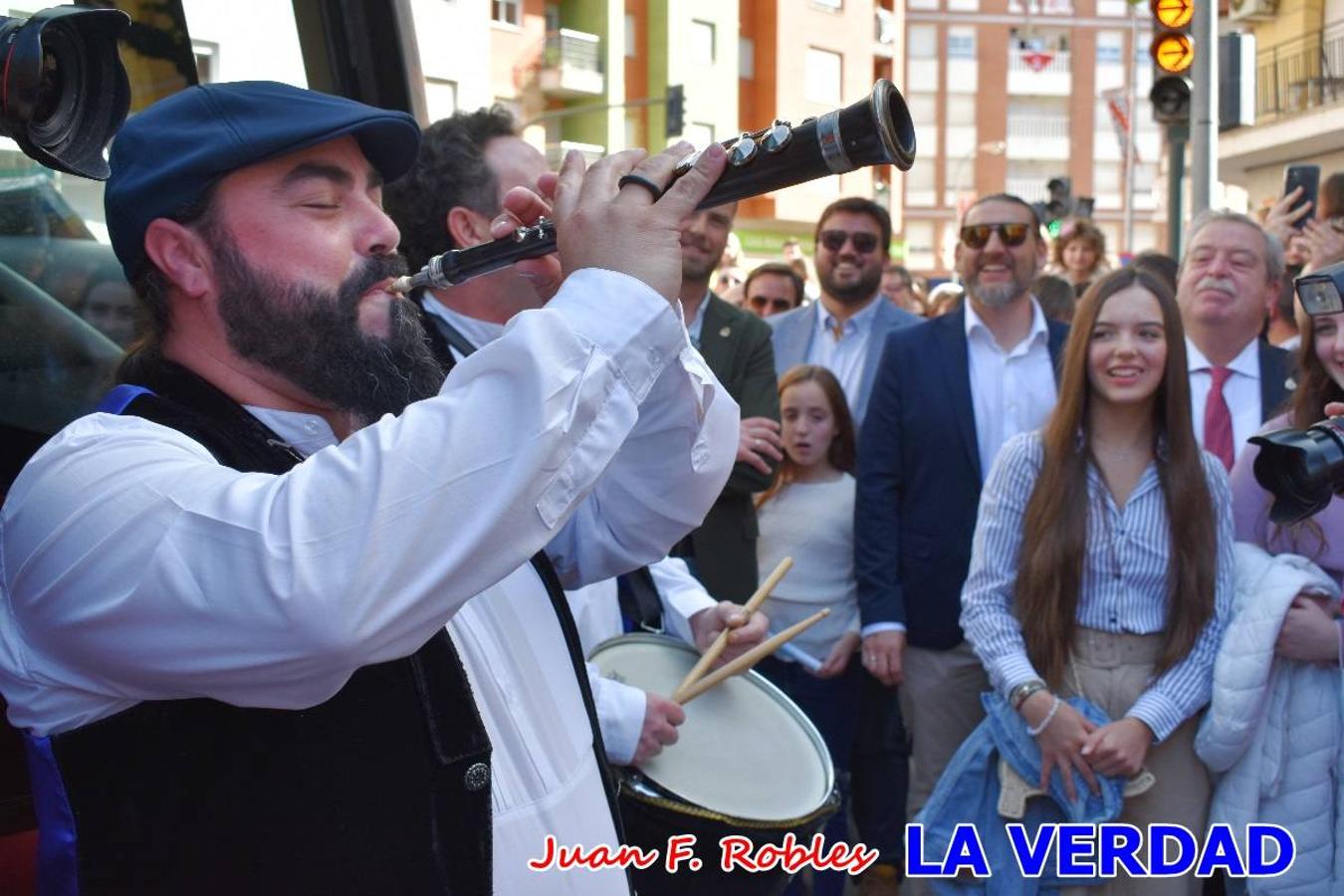 Fieles a la cita. El Tío de la Pita y su tamboril llegaron poco después de las cinco y media de la tarde a la plaza Paco Pim; lo hicieron en autobús, como siempre. Con ellos llegó el buen tiempo, el sol lucía con fuerza y tras entonar el primer «Serafina» se inició el pasacalles hacia la plaza del Arco. Miles de personas recibieron al popular dúo en una plaza que coreó al unísono el estribillo de las canciones que anuncian que las Fiestas de la Vera Cruz ya están a la vuelta de la esquina. 