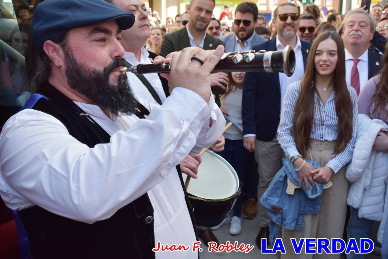 Fieles a la cita. El Tío de la Pita y su tamboril llegaron poco después de las cinco y media de la tarde a la plaza Paco Pim; lo hicieron en autobús, como siempre. Con ellos llegó el buen tiempo, el sol lucía con fuerza y tras entonar el primer «Serafina» se inició el pasacalles hacia la plaza del Arco. Miles de personas recibieron al popular dúo en una plaza que coreó al unísono el estribillo de las canciones que anuncian que las Fiestas de la Vera Cruz ya están a la vuelta de la esquina. 