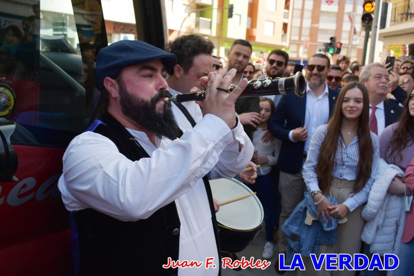 Fieles a la cita. El Tío de la Pita y su tamboril llegaron poco después de las cinco y media de la tarde a la plaza Paco Pim; lo hicieron en autobús, como siempre. Con ellos llegó el buen tiempo, el sol lucía con fuerza y tras entonar el primer «Serafina» se inició el pasacalles hacia la plaza del Arco. Miles de personas recibieron al popular dúo en una plaza que coreó al unísono el estribillo de las canciones que anuncian que las Fiestas de la Vera Cruz ya están a la vuelta de la esquina. 