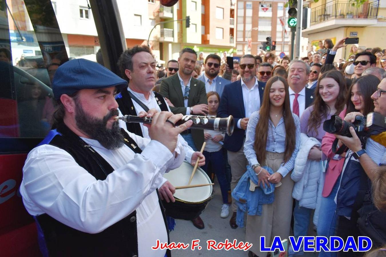 Fieles a la cita. El Tío de la Pita y su tamboril llegaron poco después de las cinco y media de la tarde a la plaza Paco Pim; lo hicieron en autobús, como siempre. Con ellos llegó el buen tiempo, el sol lucía con fuerza y tras entonar el primer «Serafina» se inició el pasacalles hacia la plaza del Arco. Miles de personas recibieron al popular dúo en una plaza que coreó al unísono el estribillo de las canciones que anuncian que las Fiestas de la Vera Cruz ya están a la vuelta de la esquina. 