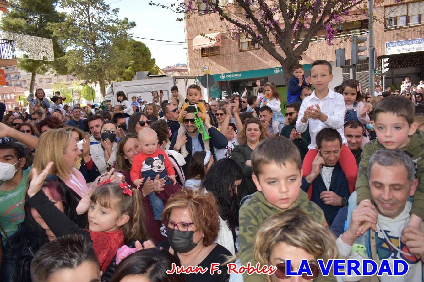 Fieles a la cita. El Tío de la Pita y su tamboril llegaron poco después de las cinco y media de la tarde a la plaza Paco Pim; lo hicieron en autobús, como siempre. Con ellos llegó el buen tiempo, el sol lucía con fuerza y tras entonar el primer «Serafina» se inició el pasacalles hacia la plaza del Arco. Miles de personas recibieron al popular dúo en una plaza que coreó al unísono el estribillo de las canciones que anuncian que las Fiestas de la Vera Cruz ya están a la vuelta de la esquina. 