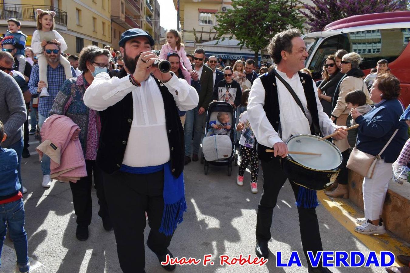 Fieles a la cita. El Tío de la Pita y su tamboril llegaron poco después de las cinco y media de la tarde a la plaza Paco Pim; lo hicieron en autobús, como siempre. Con ellos llegó el buen tiempo, el sol lucía con fuerza y tras entonar el primer «Serafina» se inició el pasacalles hacia la plaza del Arco. Miles de personas recibieron al popular dúo en una plaza que coreó al unísono el estribillo de las canciones que anuncian que las Fiestas de la Vera Cruz ya están a la vuelta de la esquina. 