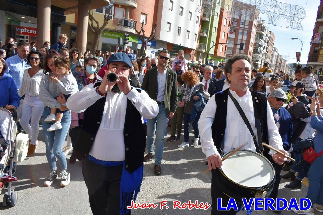 Fieles a la cita. El Tío de la Pita y su tamboril llegaron poco después de las cinco y media de la tarde a la plaza Paco Pim; lo hicieron en autobús, como siempre. Con ellos llegó el buen tiempo, el sol lucía con fuerza y tras entonar el primer «Serafina» se inició el pasacalles hacia la plaza del Arco. Miles de personas recibieron al popular dúo en una plaza que coreó al unísono el estribillo de las canciones que anuncian que las Fiestas de la Vera Cruz ya están a la vuelta de la esquina. 