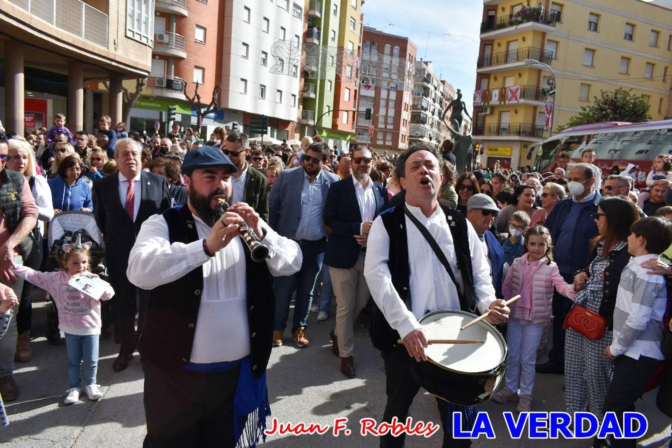 Fieles a la cita. El Tío de la Pita y su tamboril llegaron poco después de las cinco y media de la tarde a la plaza Paco Pim; lo hicieron en autobús, como siempre. Con ellos llegó el buen tiempo, el sol lucía con fuerza y tras entonar el primer «Serafina» se inició el pasacalles hacia la plaza del Arco. Miles de personas recibieron al popular dúo en una plaza que coreó al unísono el estribillo de las canciones que anuncian que las Fiestas de la Vera Cruz ya están a la vuelta de la esquina. 